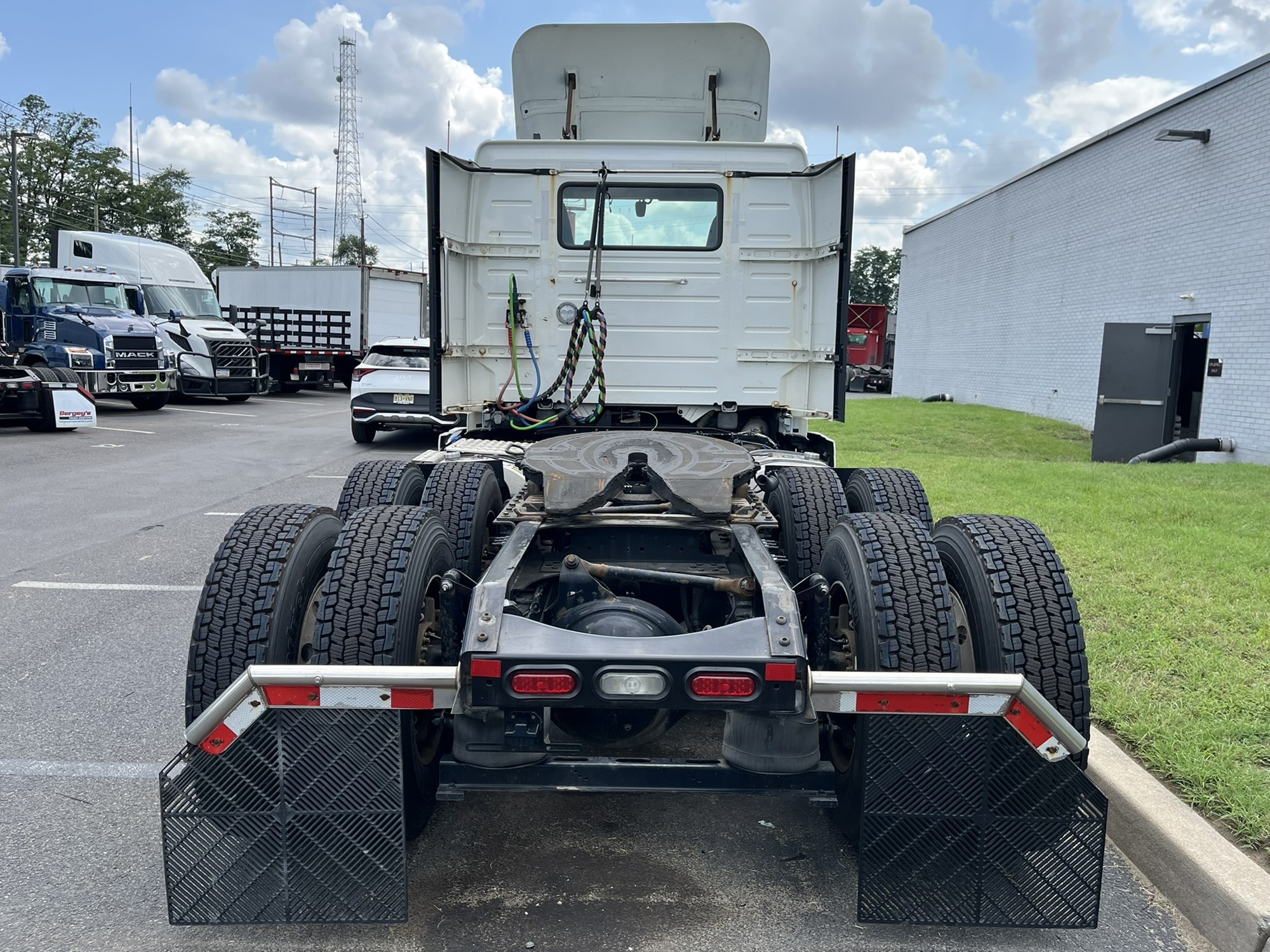 2020 Volvo VNR - image 5 of 6