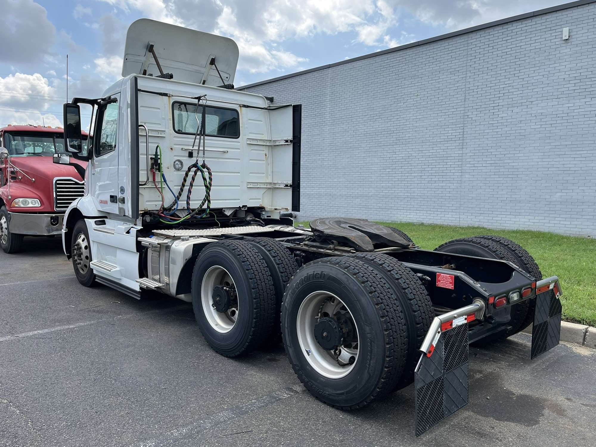 2020 Volvo VNR - image 6 of 6