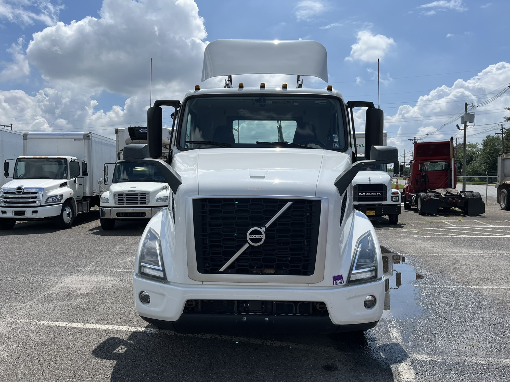 2020 VOLVO VNR - image 2 of 6