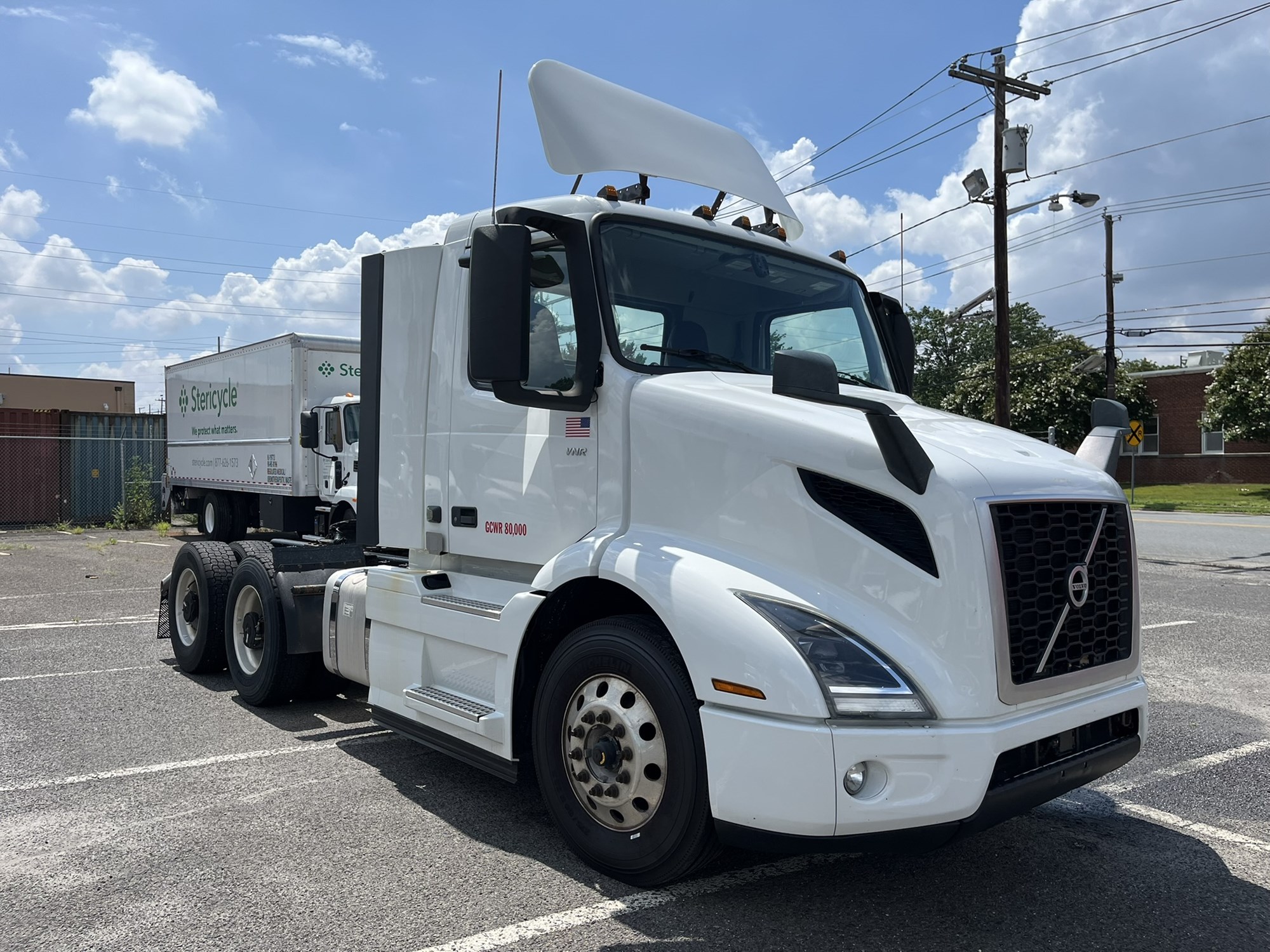 2020 VOLVO VNR - image 3 of 6