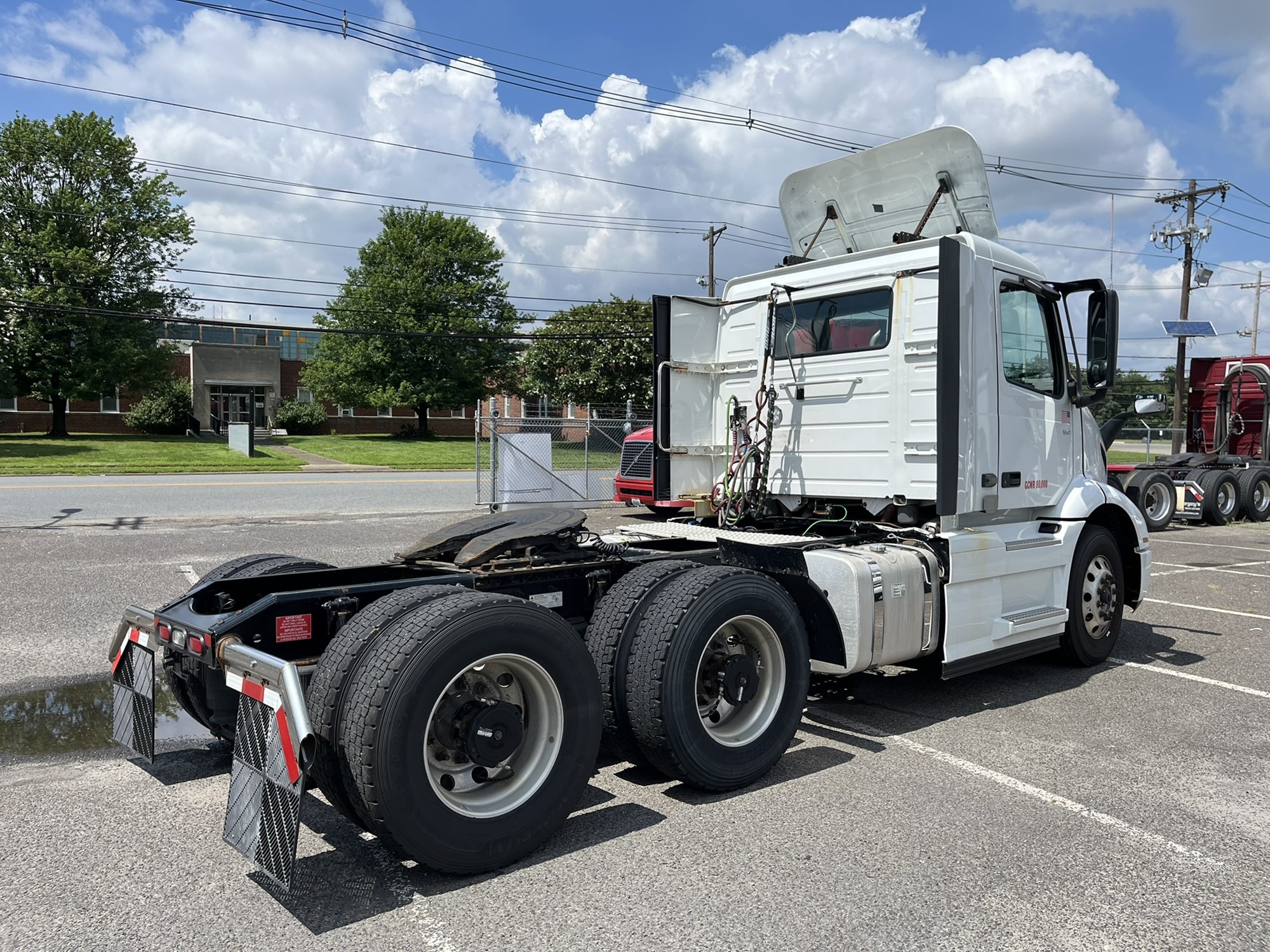 2020 VOLVO VNR - image 4 of 6