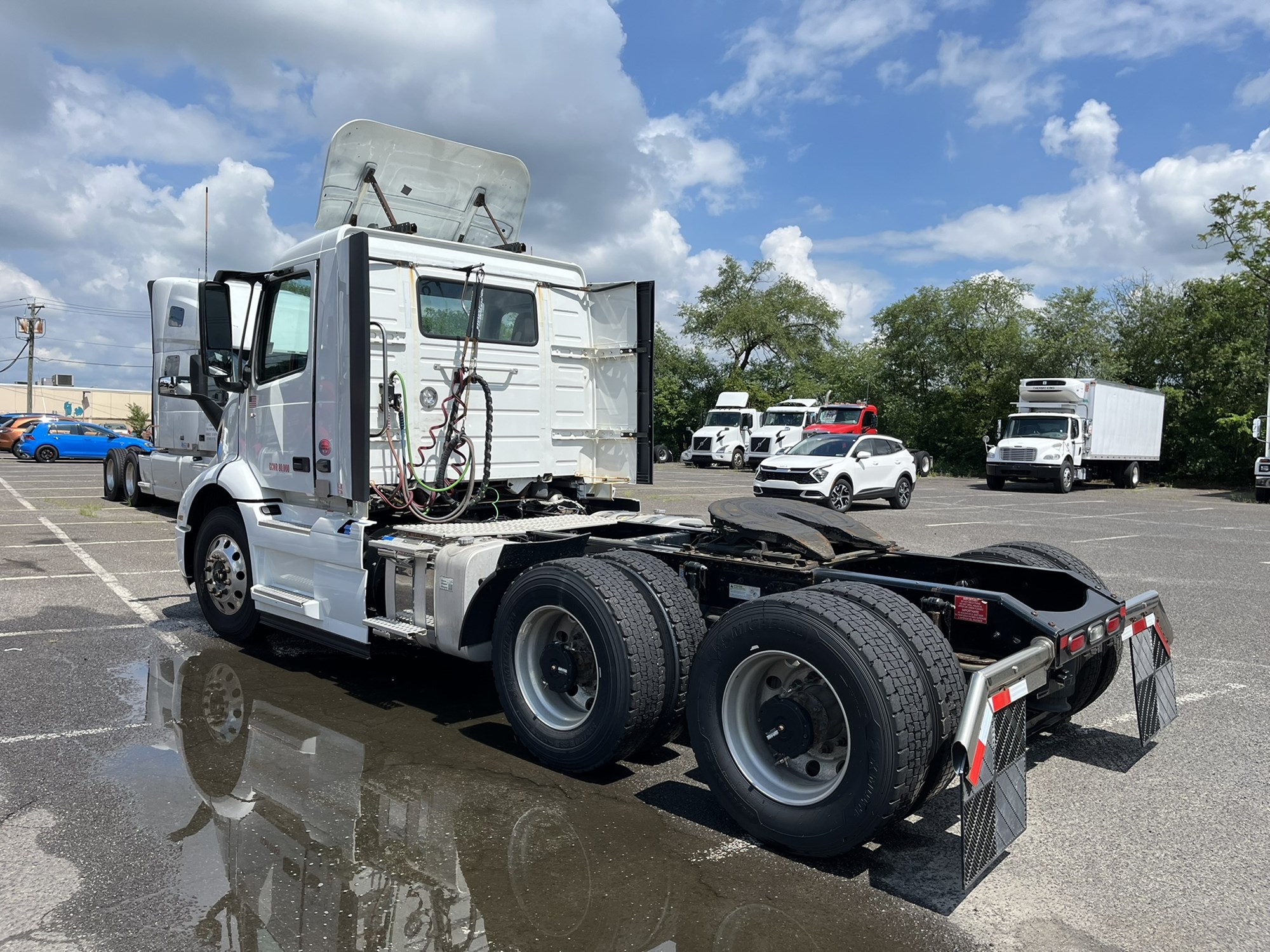 2020 VOLVO VNR - image 6 of 6