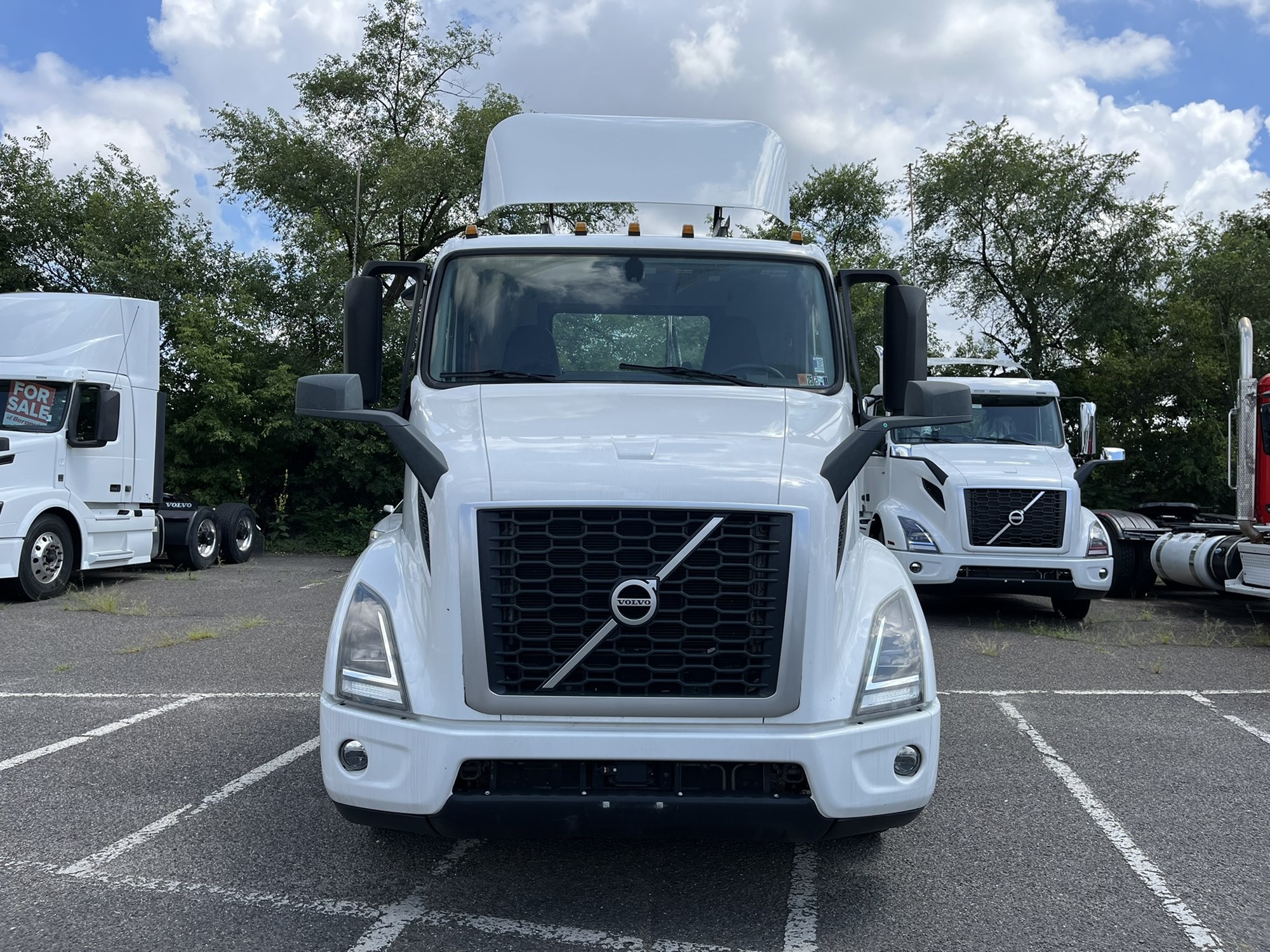 2020 VOLVO VNR - image 2 of 6