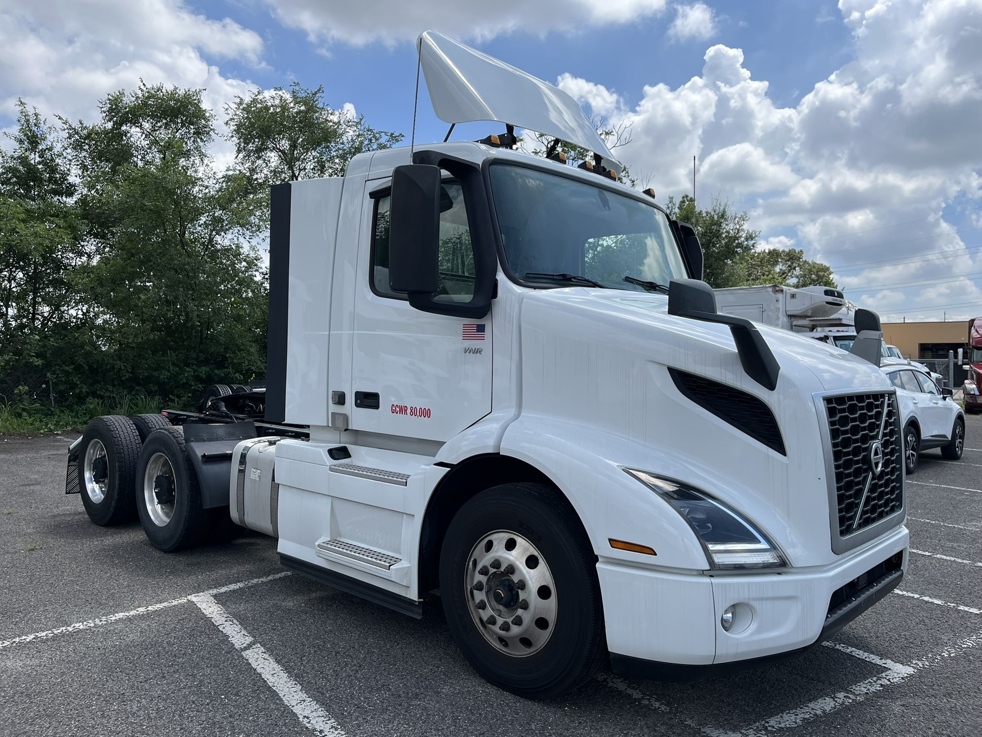 2020 VOLVO VNR - image 3 of 6