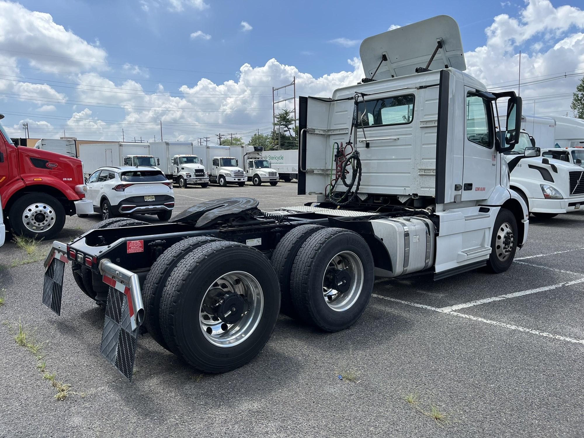 2020 VOLVO VNR - image 4 of 6