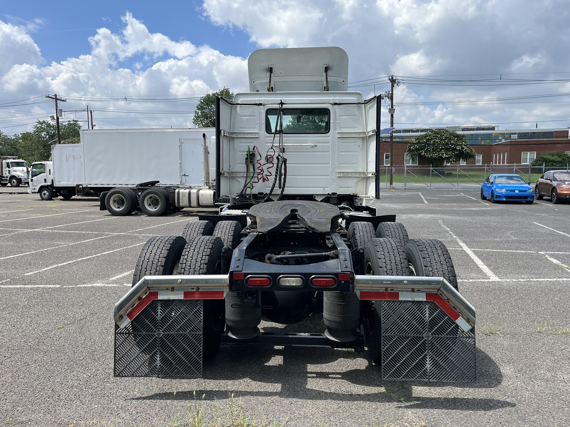 2020 VOLVO VNR - image 5 of 6