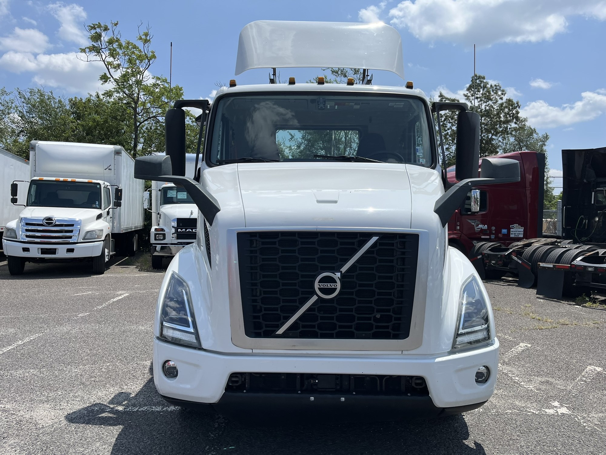 2020 VOLVO VNR - image 2 of 6