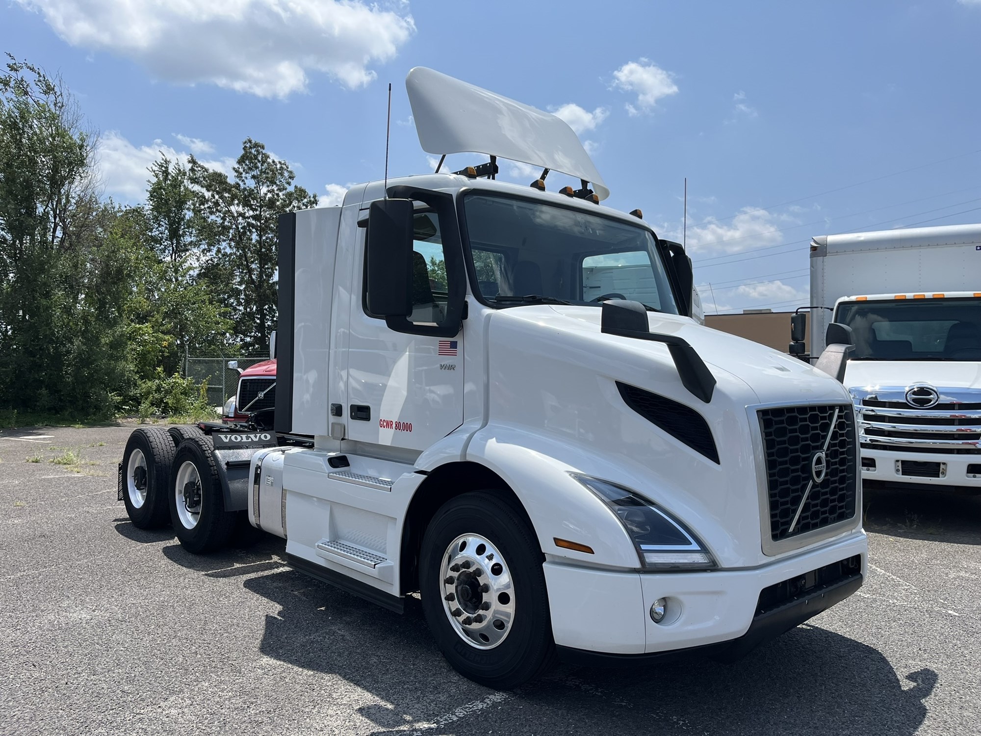 2020 VOLVO VNR - image 3 of 6