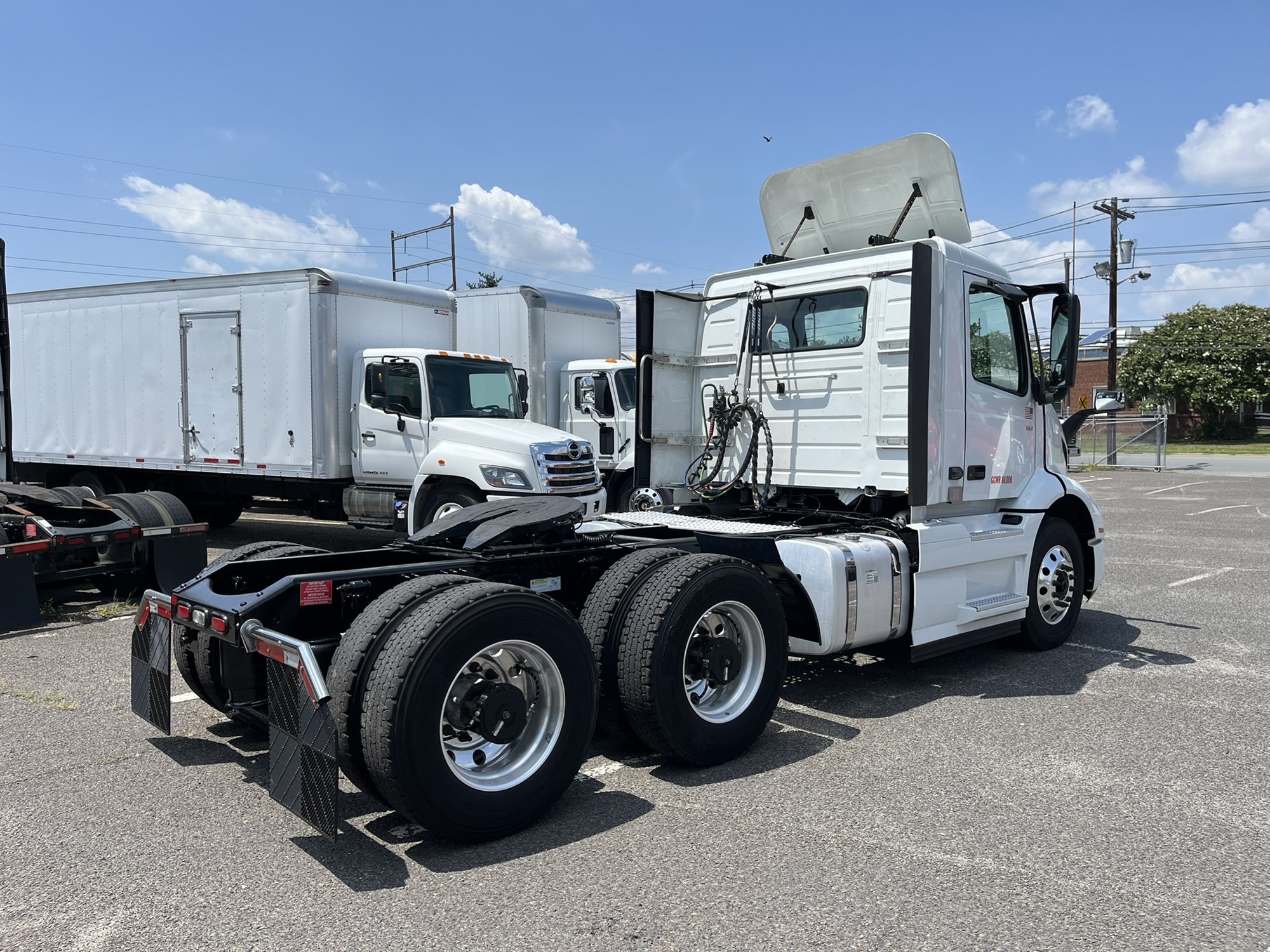 2020 VOLVO VNR - image 4 of 6