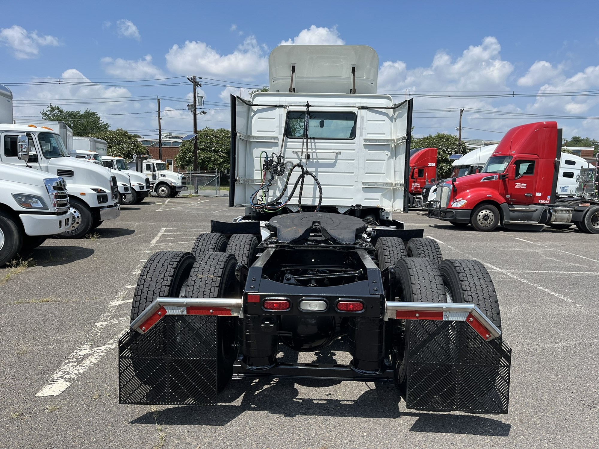 2020 VOLVO VNR - image 5 of 6