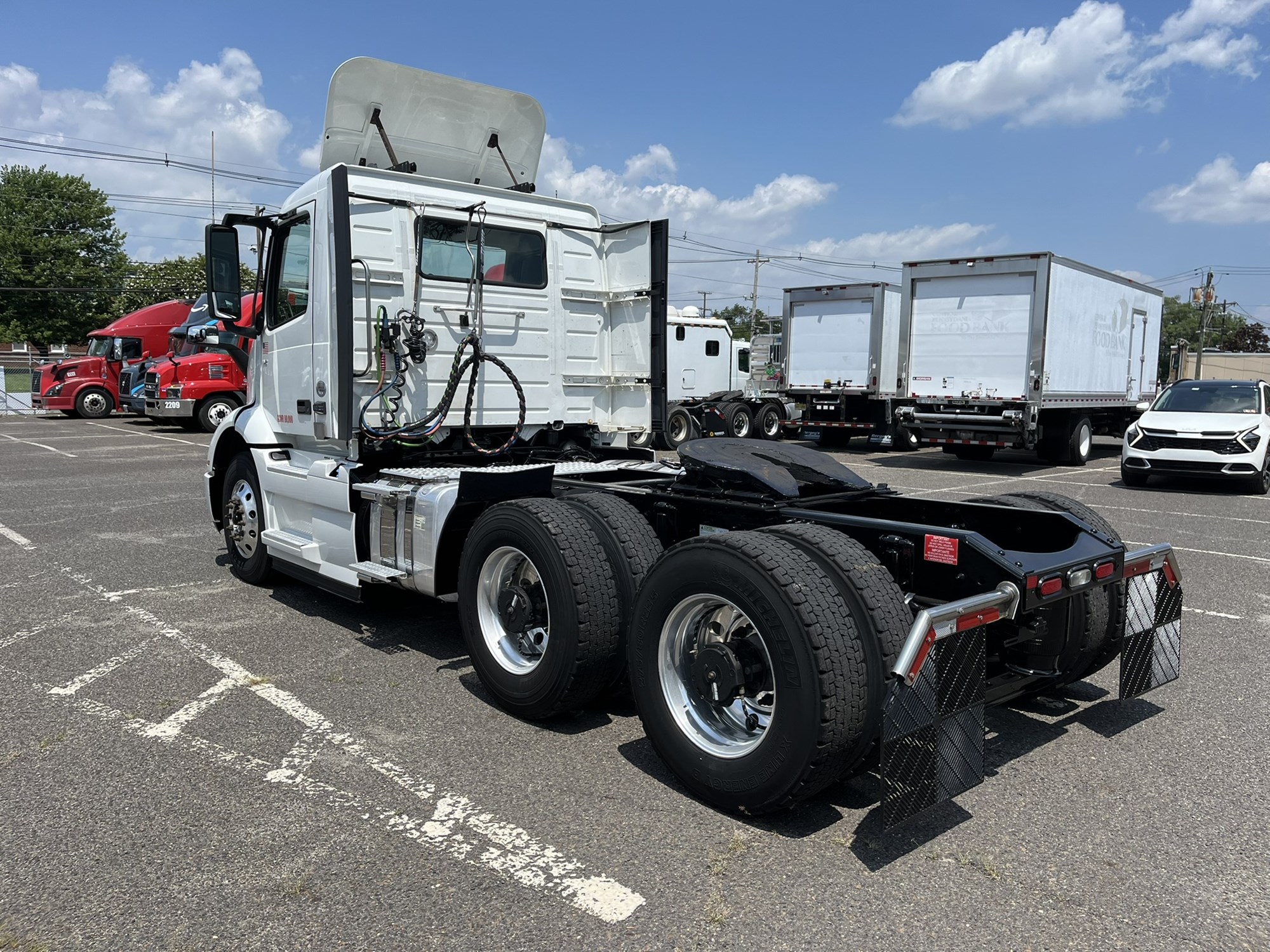 2020 VOLVO VNR - image 6 of 6