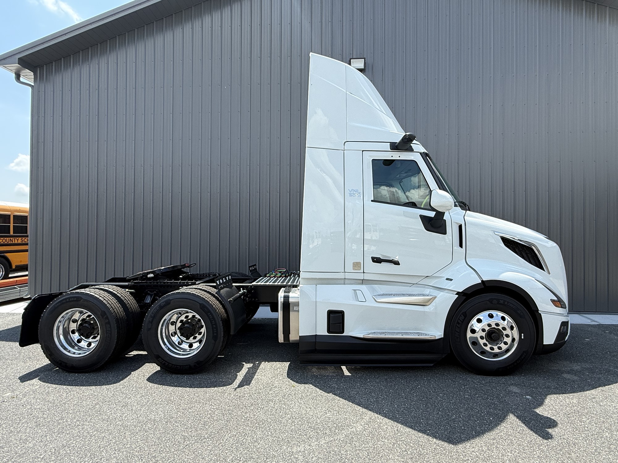 2026 VOLVO New VNL64T300 - image 2 of 6