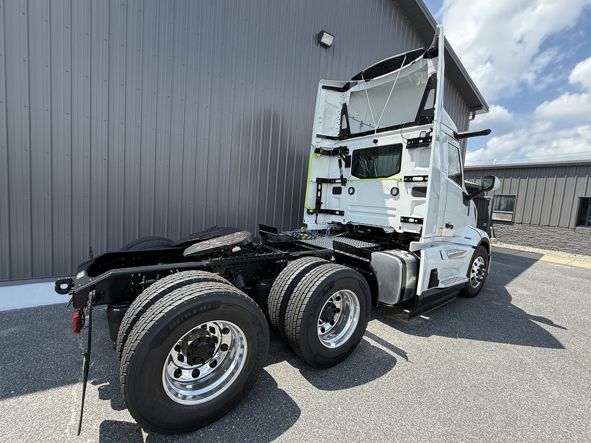 2026 VOLVO New VNL64T300 - image 3 of 6