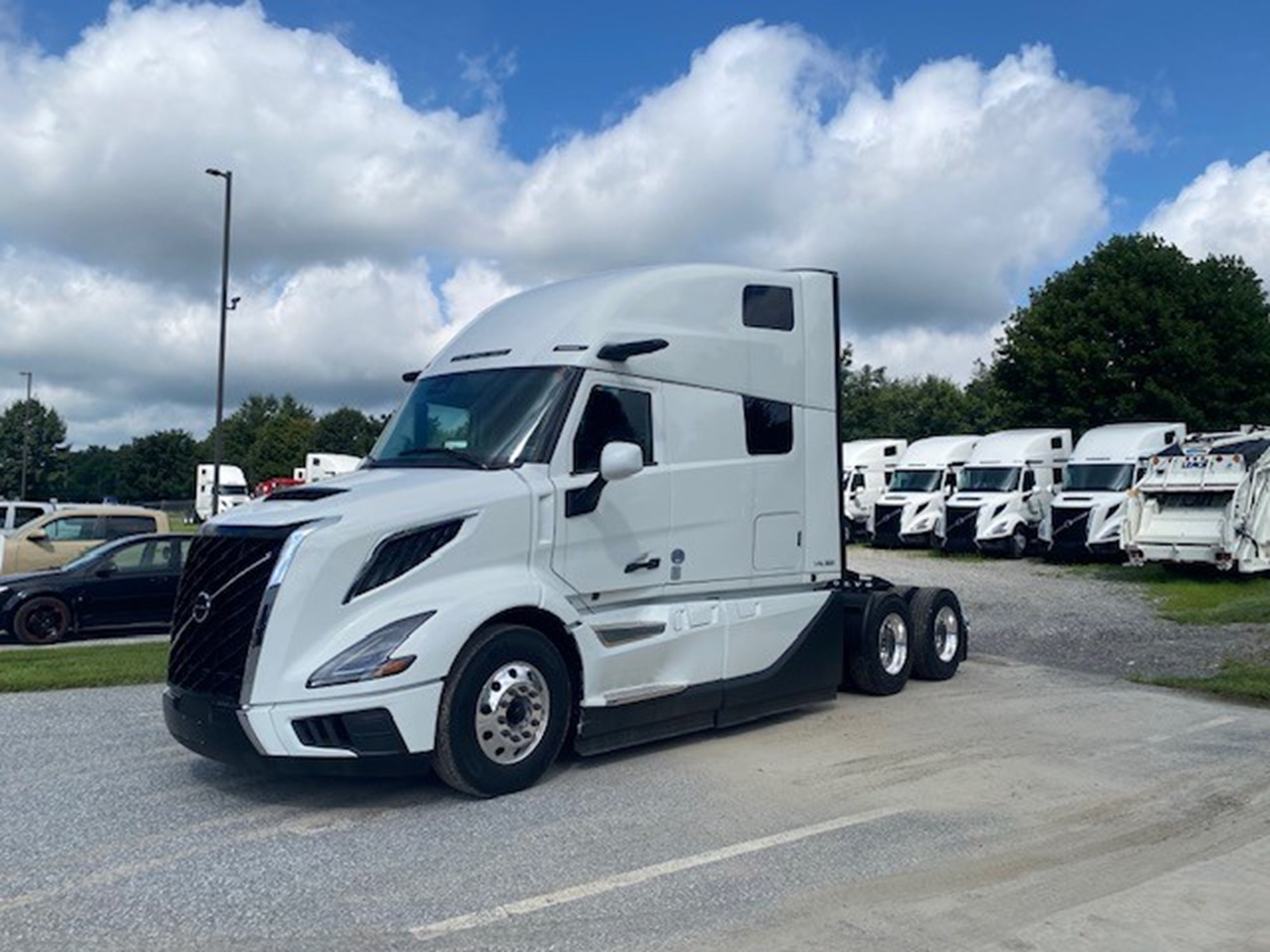 2026 VOLVO New VNL64T860 - image 1 of 6