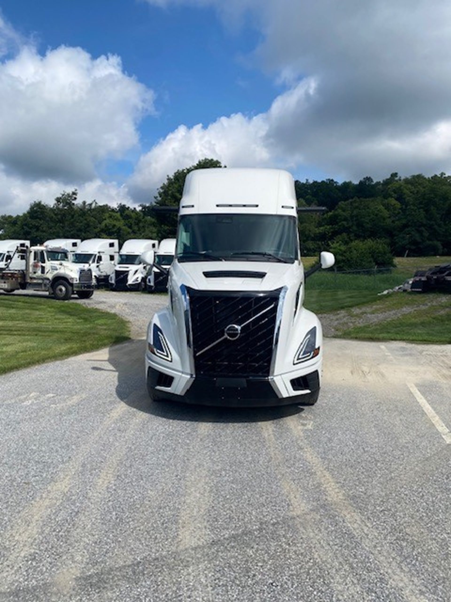 2026 VOLVO New VNL64T860 - image 2 of 6