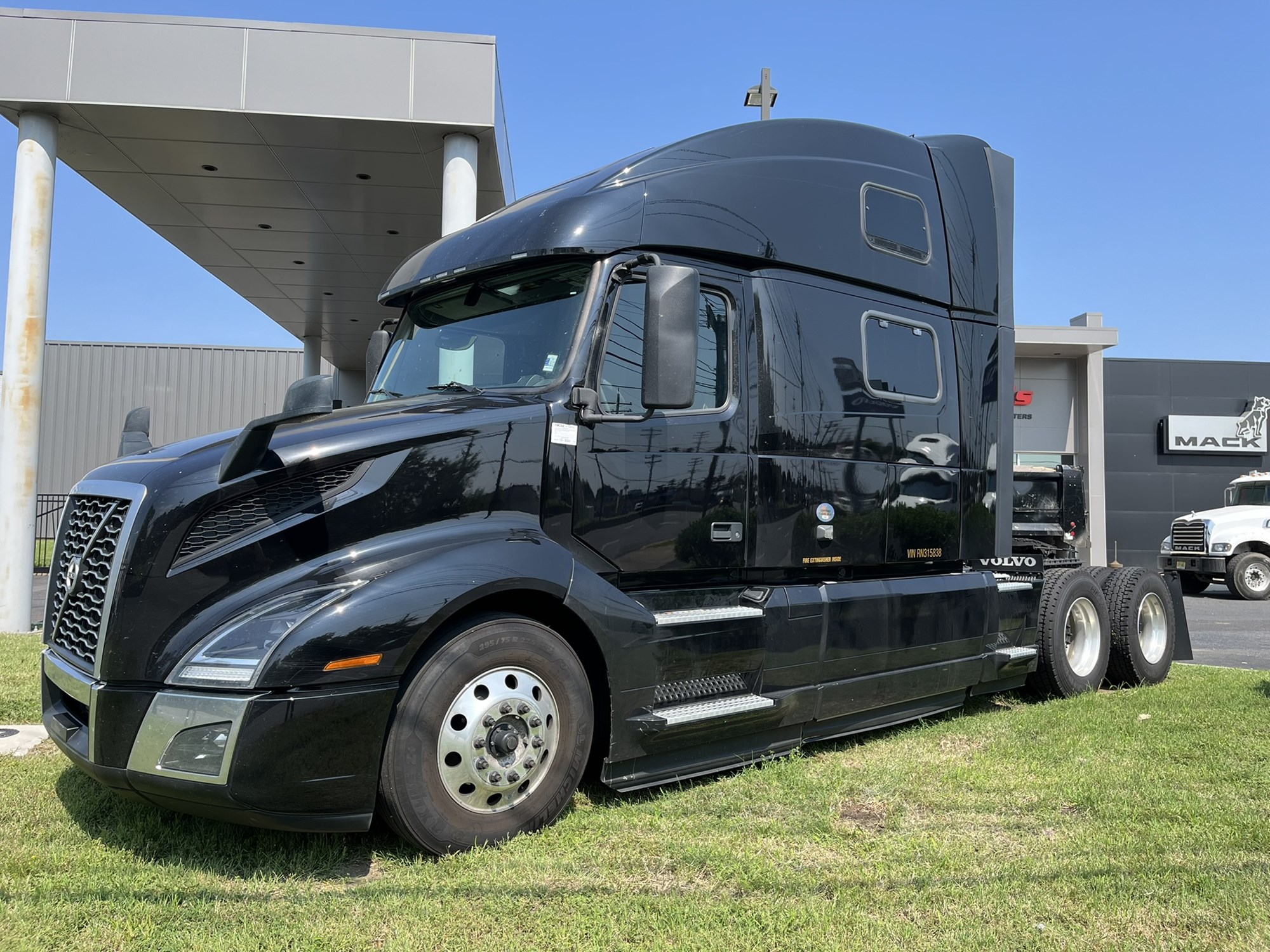 2024 Volvo VNL860 - image 1 of 6
