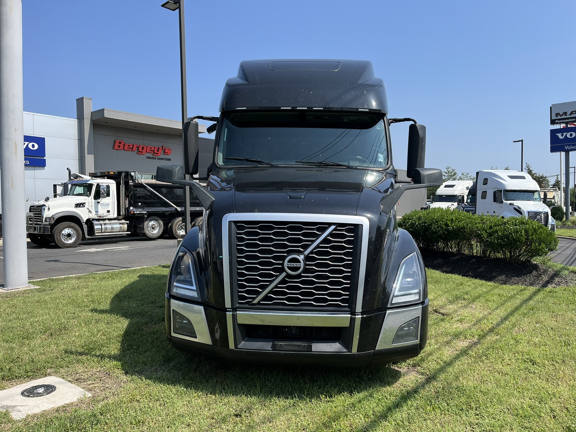 2024 Volvo VNL860 - image 2 of 6