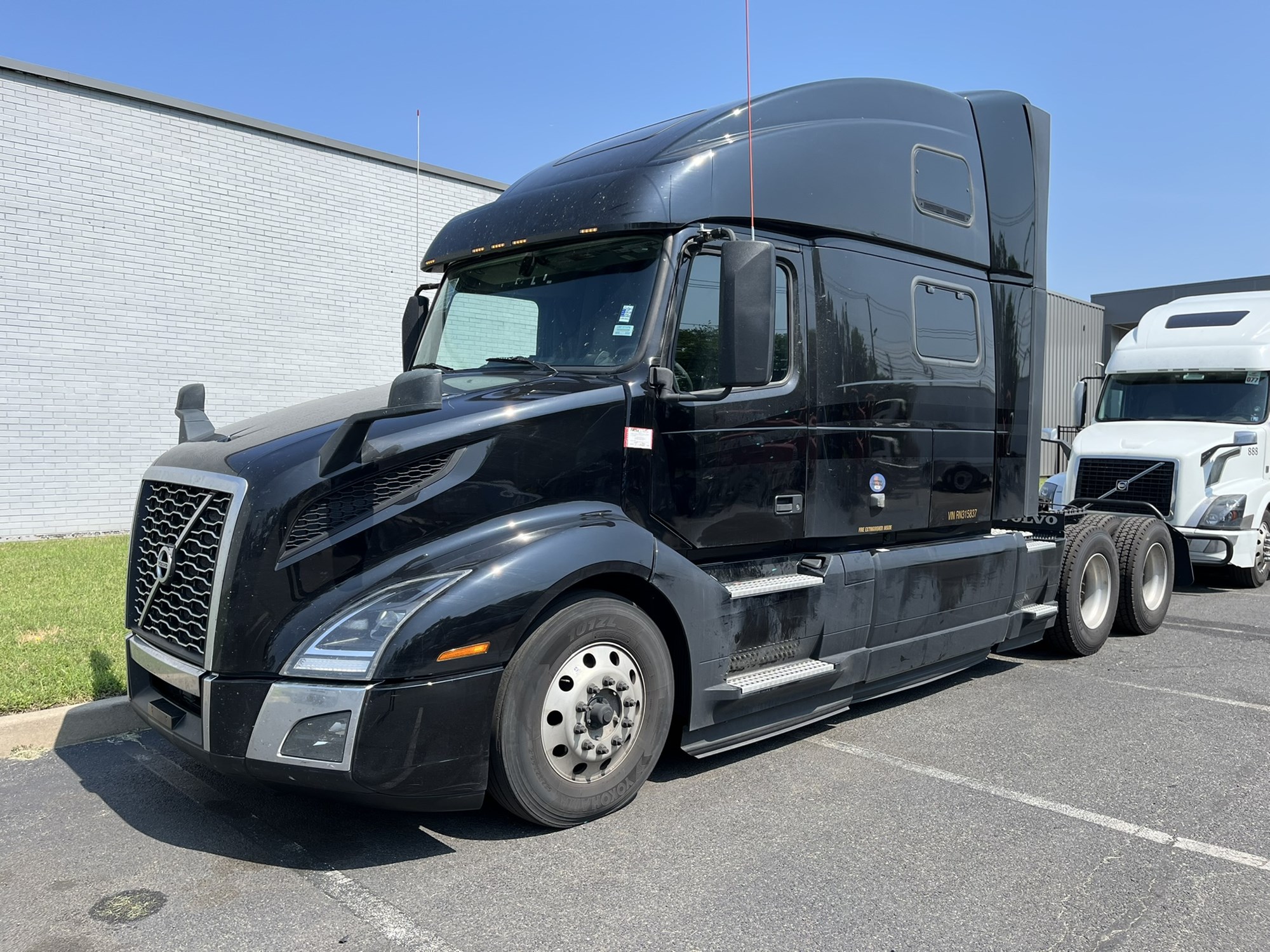 2024 Volvo VNL - image 1 of 6