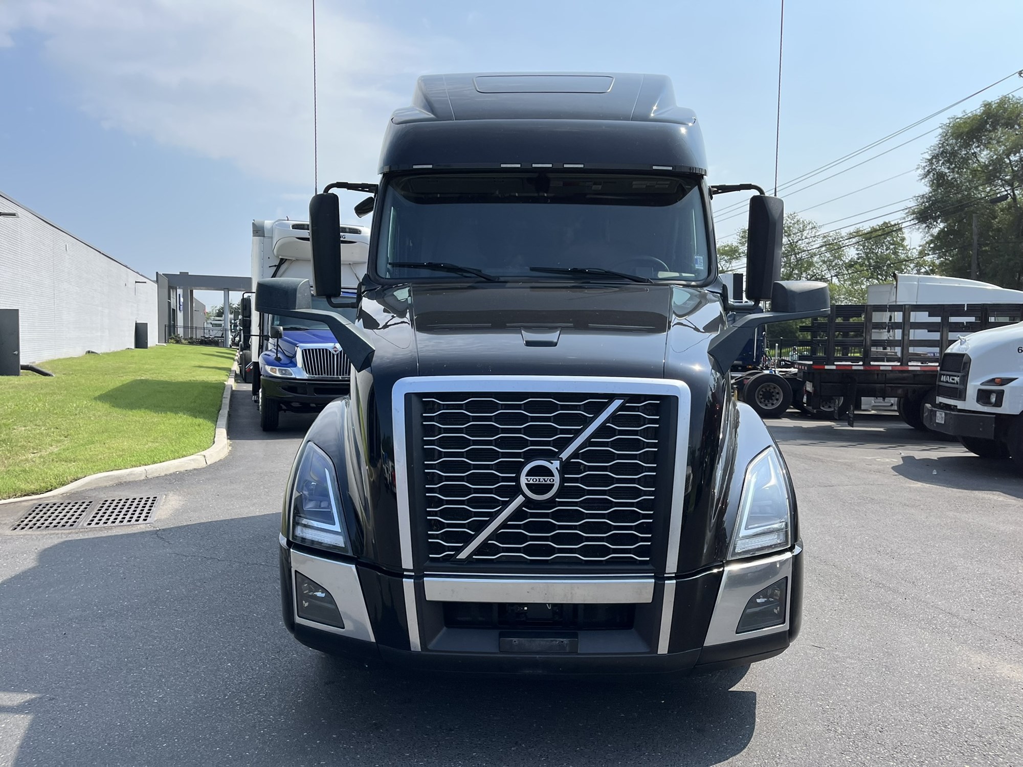 2024 Volvo VNL860 - image 2 of 6