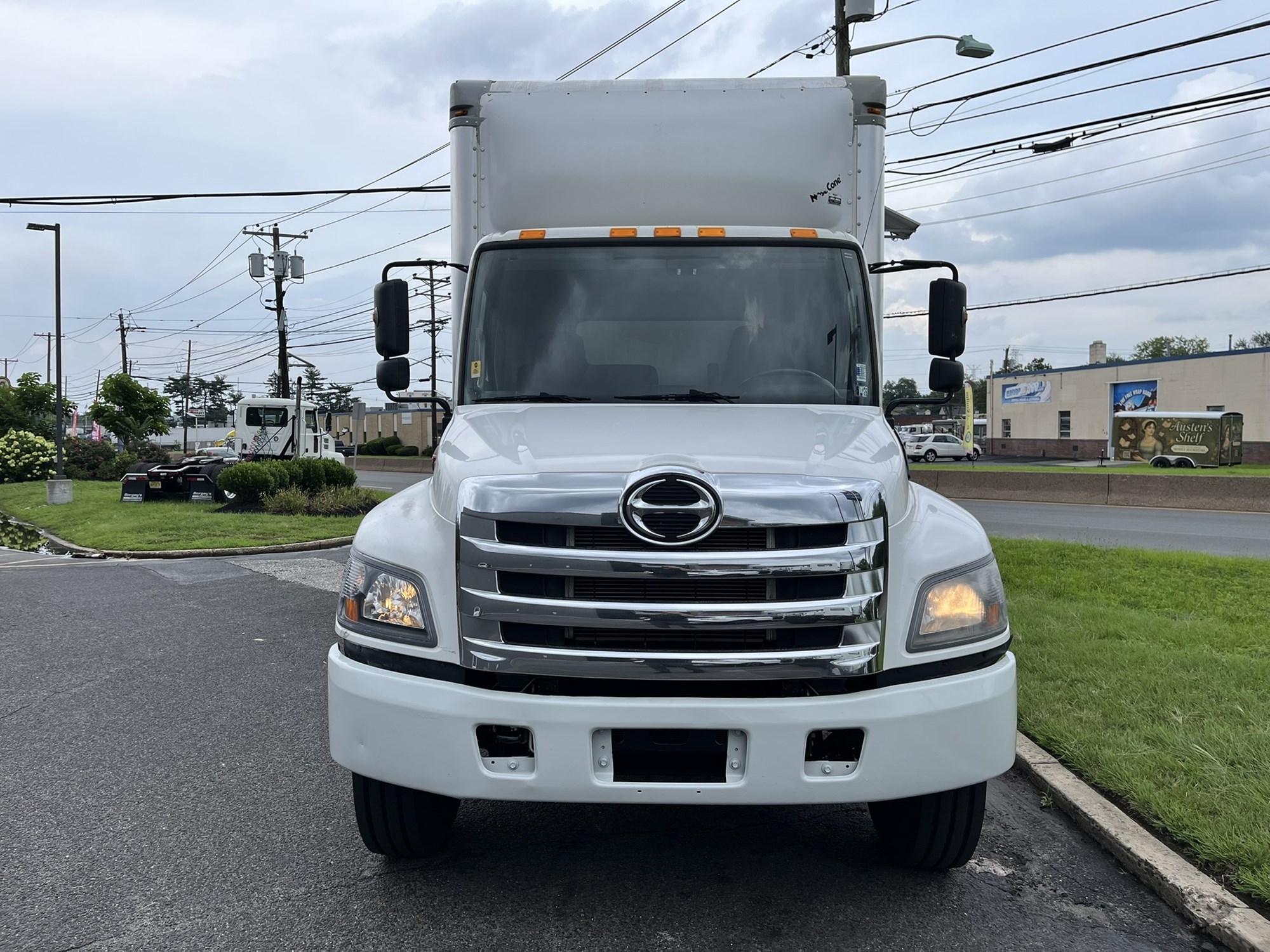 2016 HINO 268A - image 2 of 6