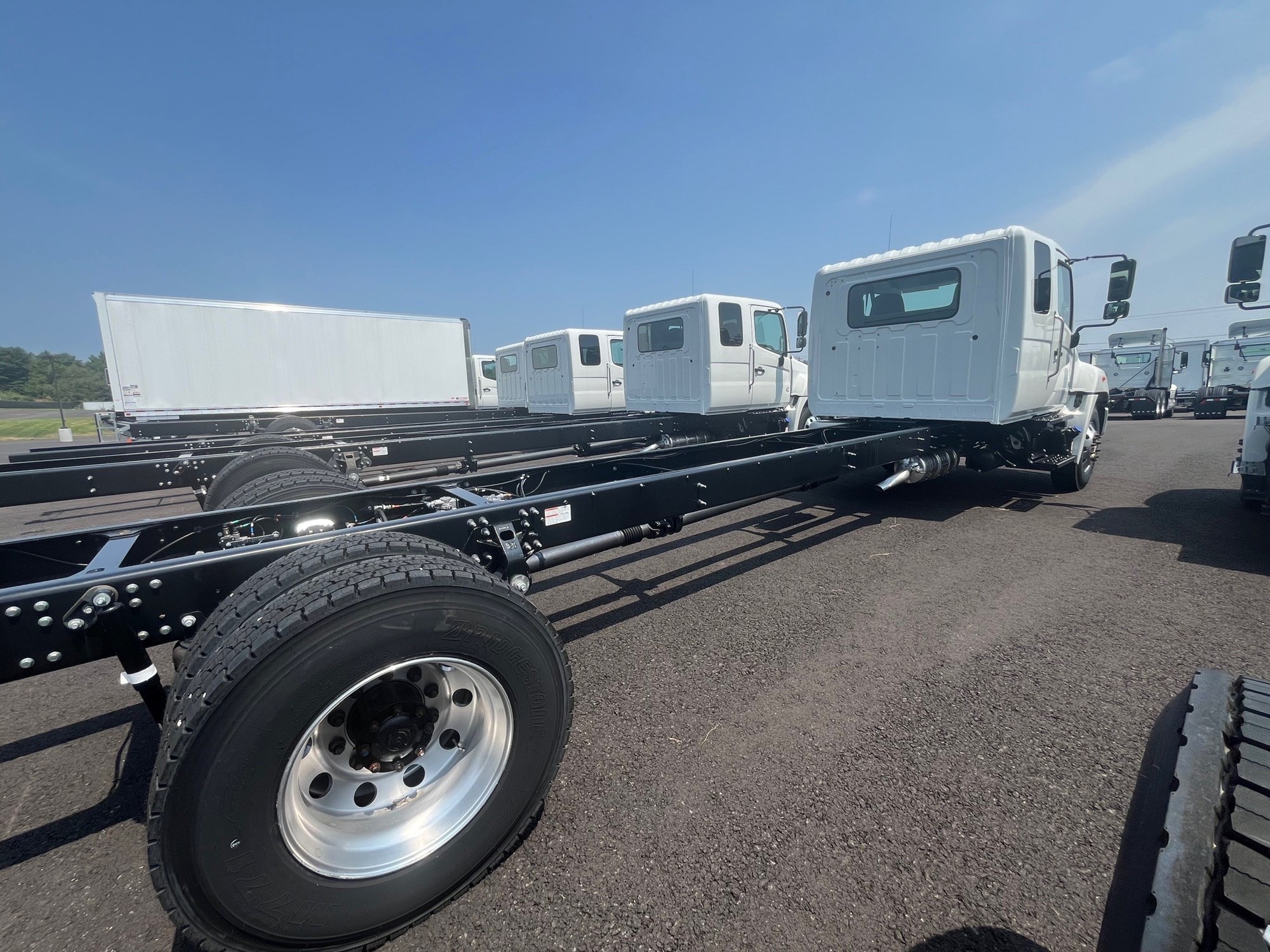 2025 HINO L7 - image 2 of 3