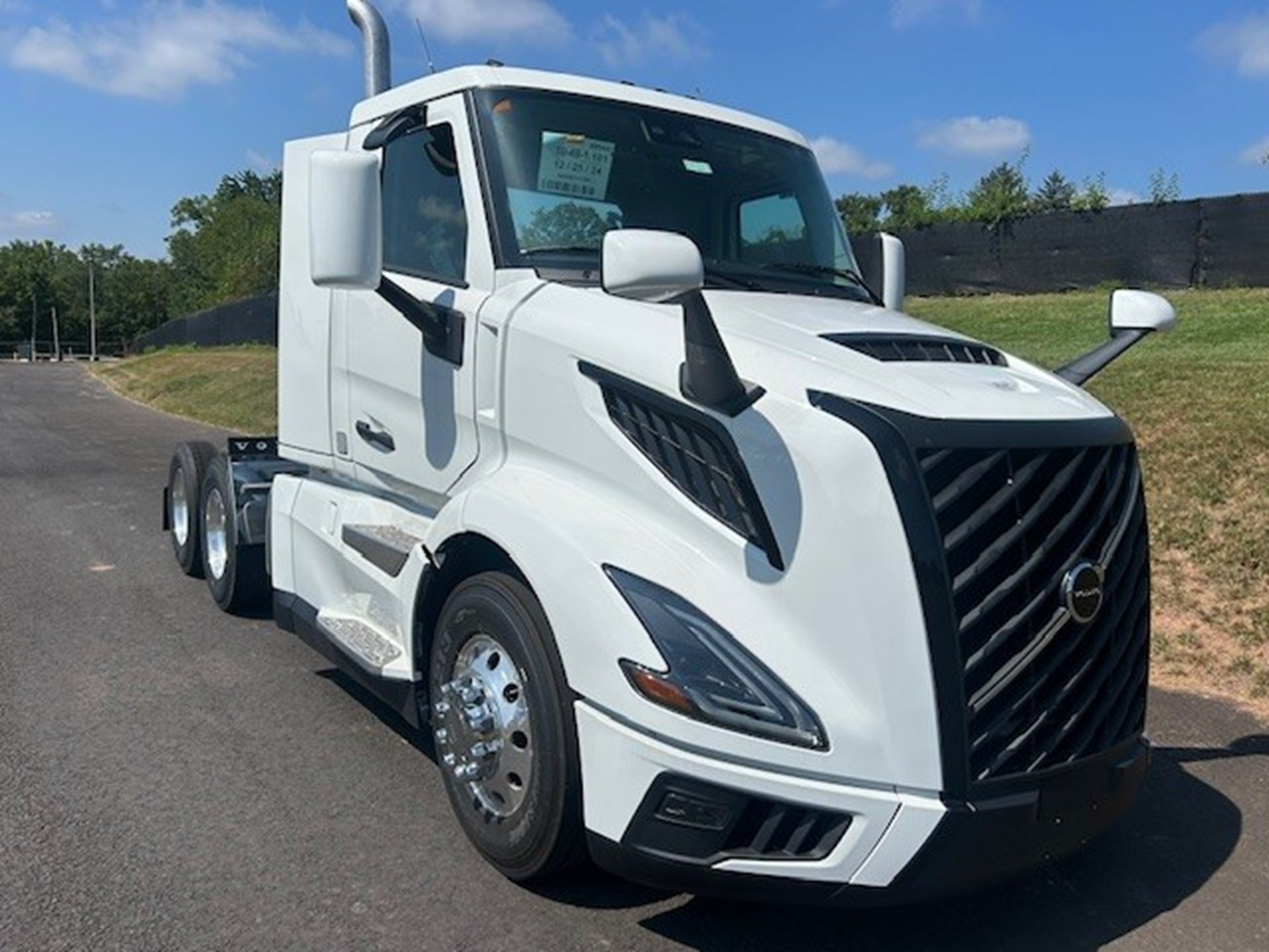 2025 VOLVO New VNL64T300 - image 1 of 3