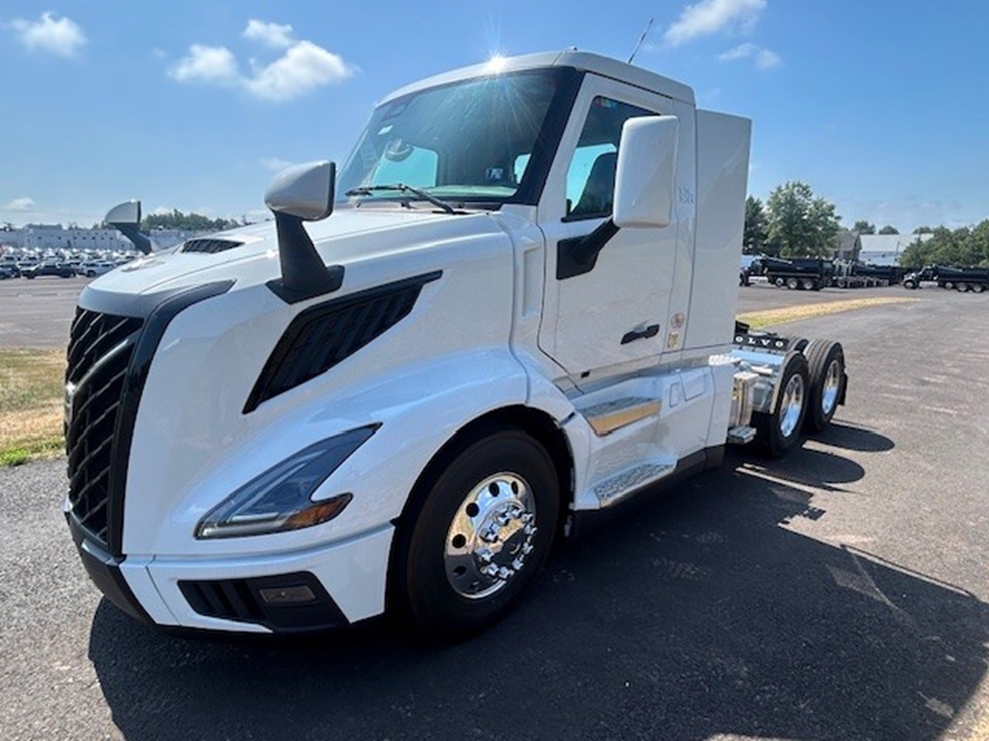 2025 VOLVO New VNL64T300 - image 2 of 3