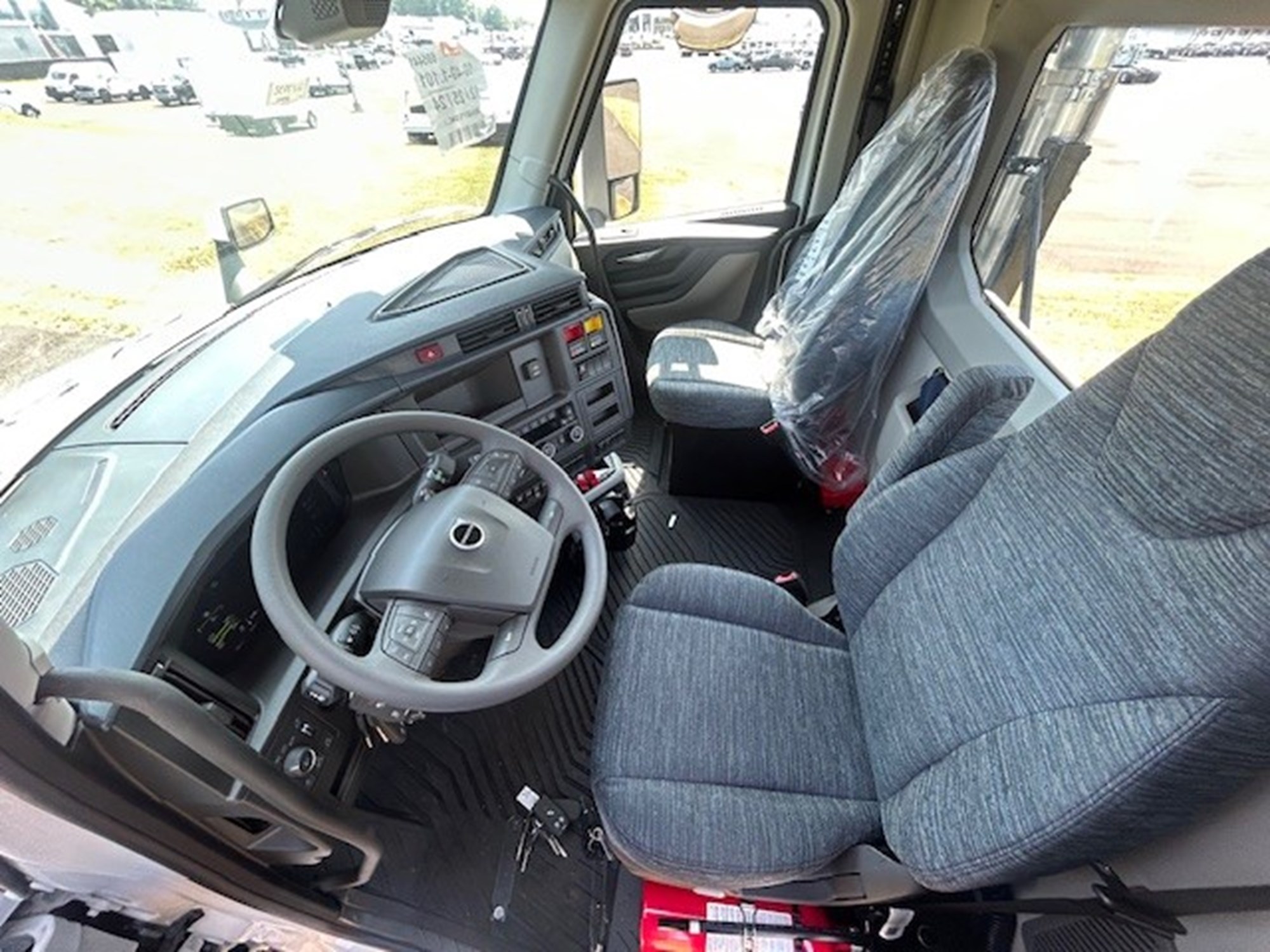 2025 VOLVO New VNL64T300 - image 3 of 3