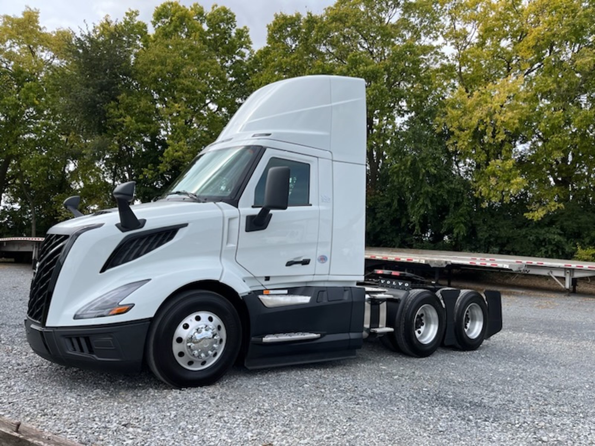 2025 VOLVO New VNL64T300 - image 1 of 6