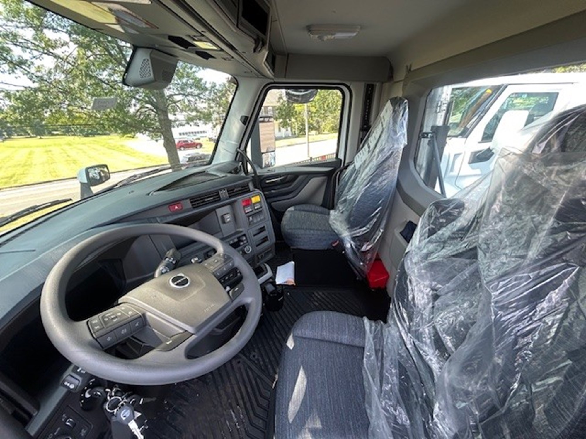 2025 VOLVO New VNL64T300 - image 2 of 6