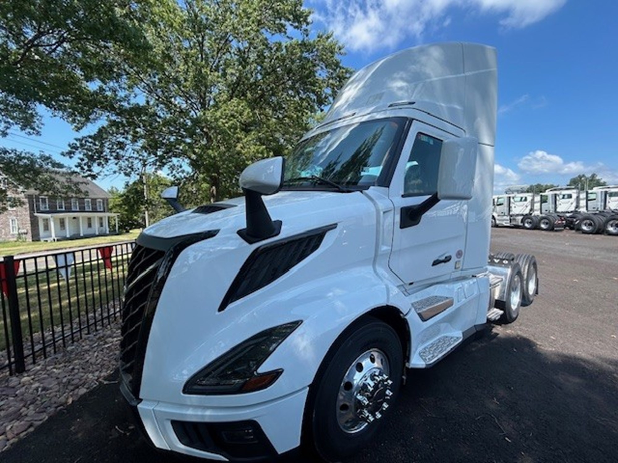 2025 VOLVO New VNL64T300 - image 3 of 6