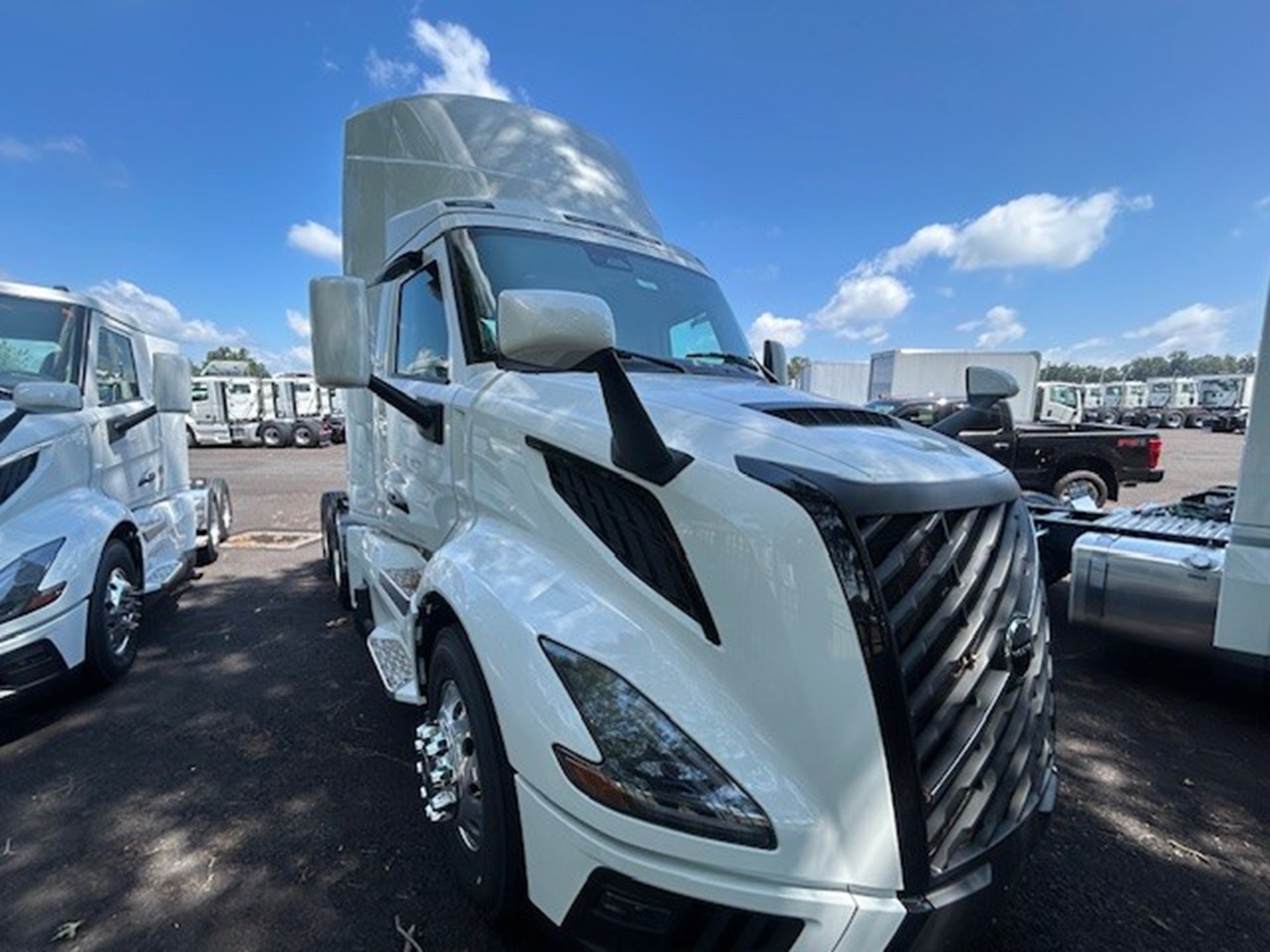 2025 VOLVO New VNL64T300 - image 4 of 6