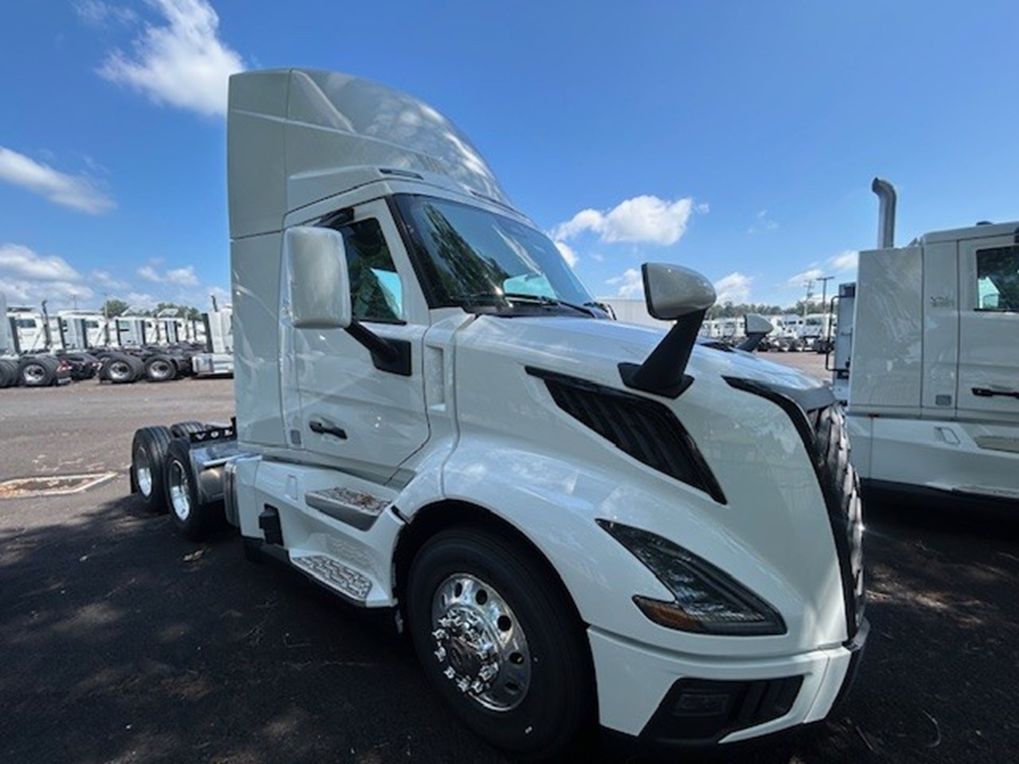 2025 VOLVO New VNL64T300 - image 5 of 6