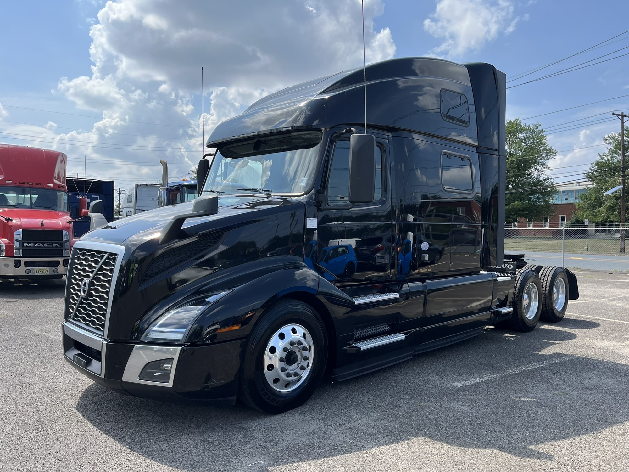 2024 VOLVO VNL860 - image 1 of 6