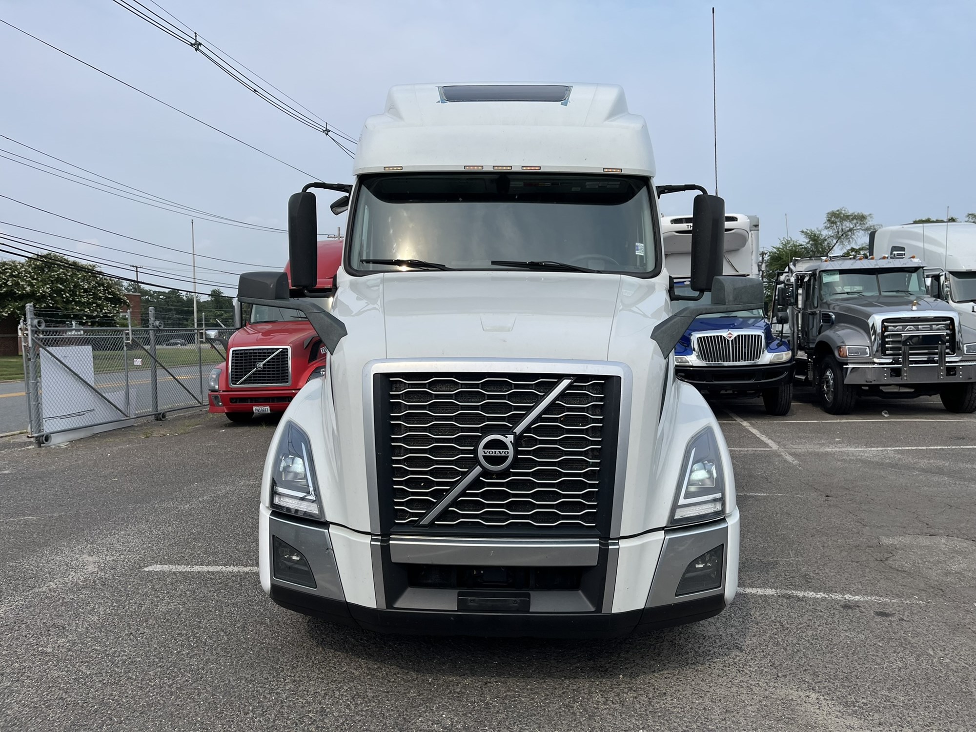 2023 VOLVO VNL860 - image 2 of 6