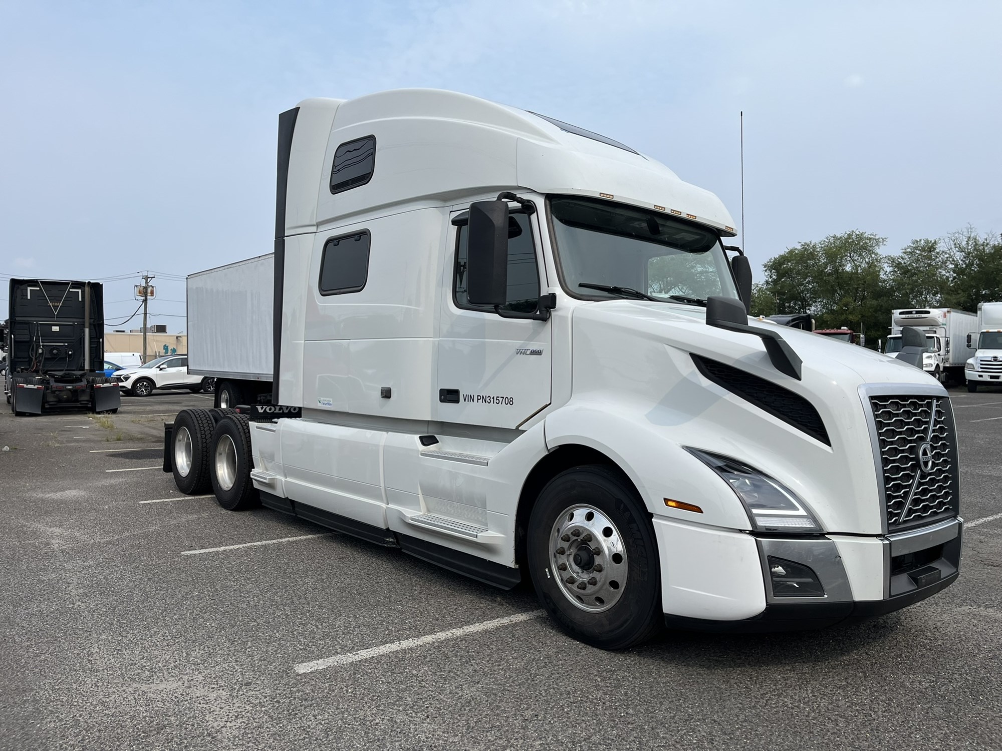 2023 VOLVO VNL860 - image 3 of 6