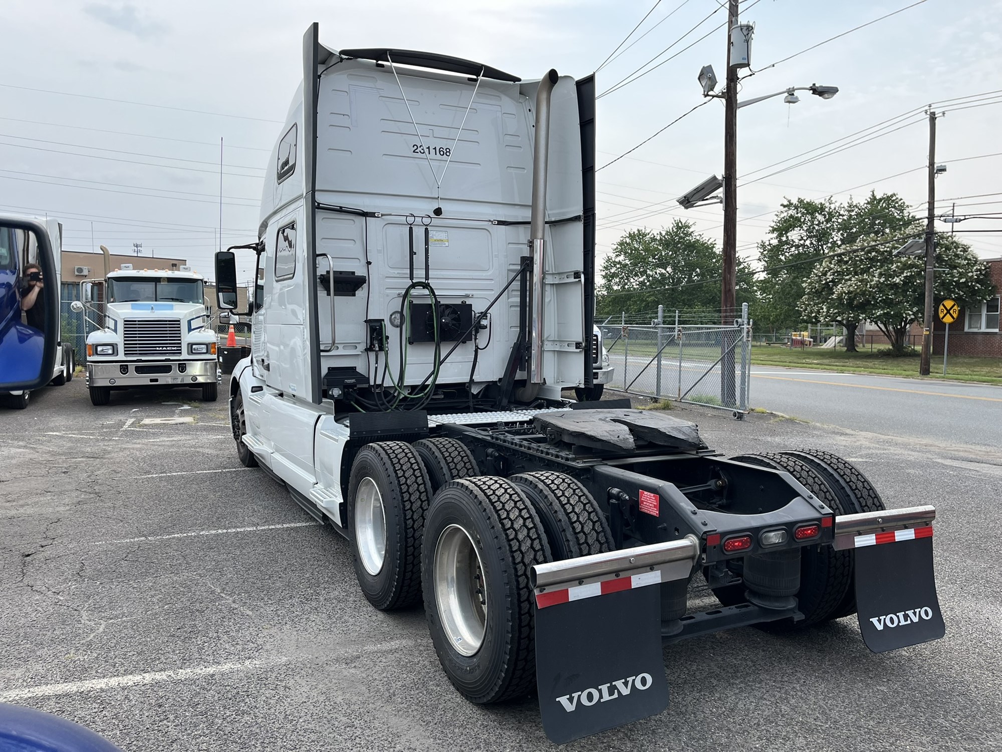 2023 VOLVO VNL860 - image 6 of 6