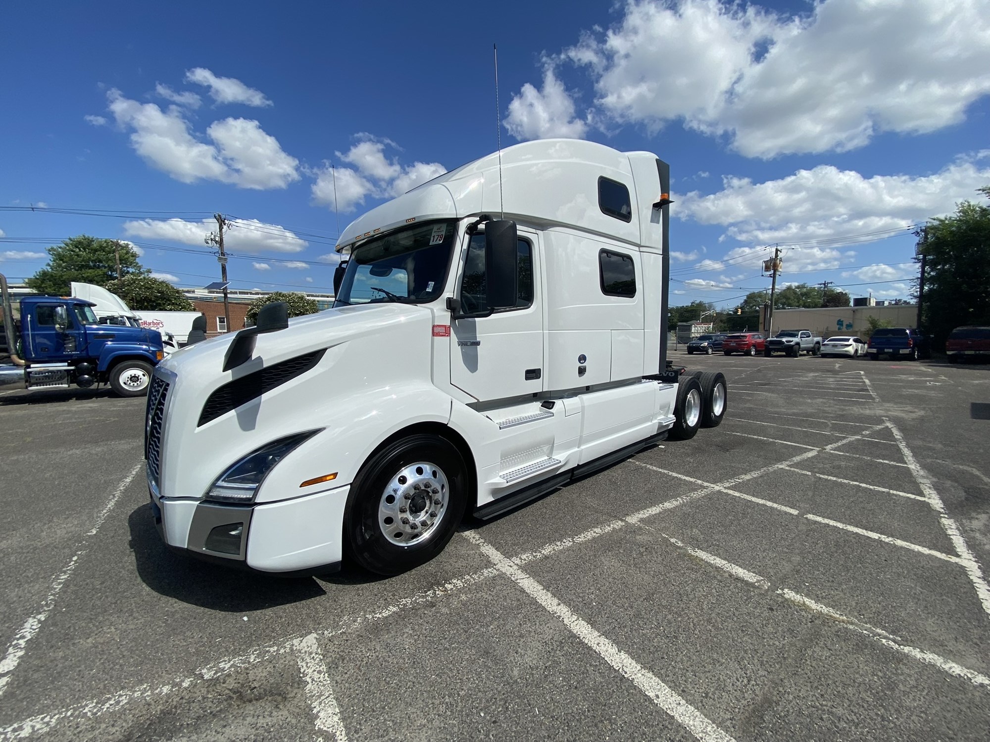 2023 VOLVO VNL860 - image 1 of 6