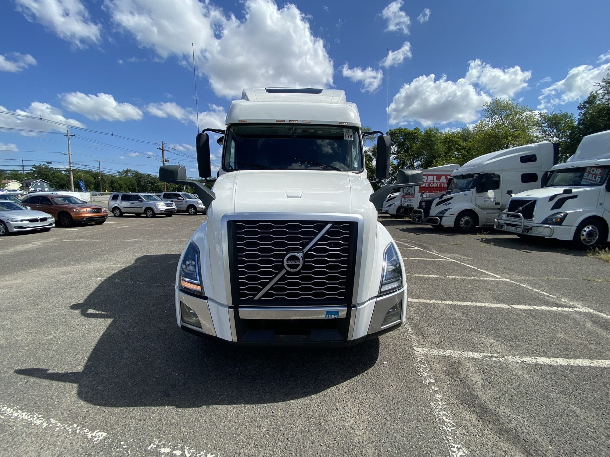 2023 VOLVO VNL860 - image 2 of 6