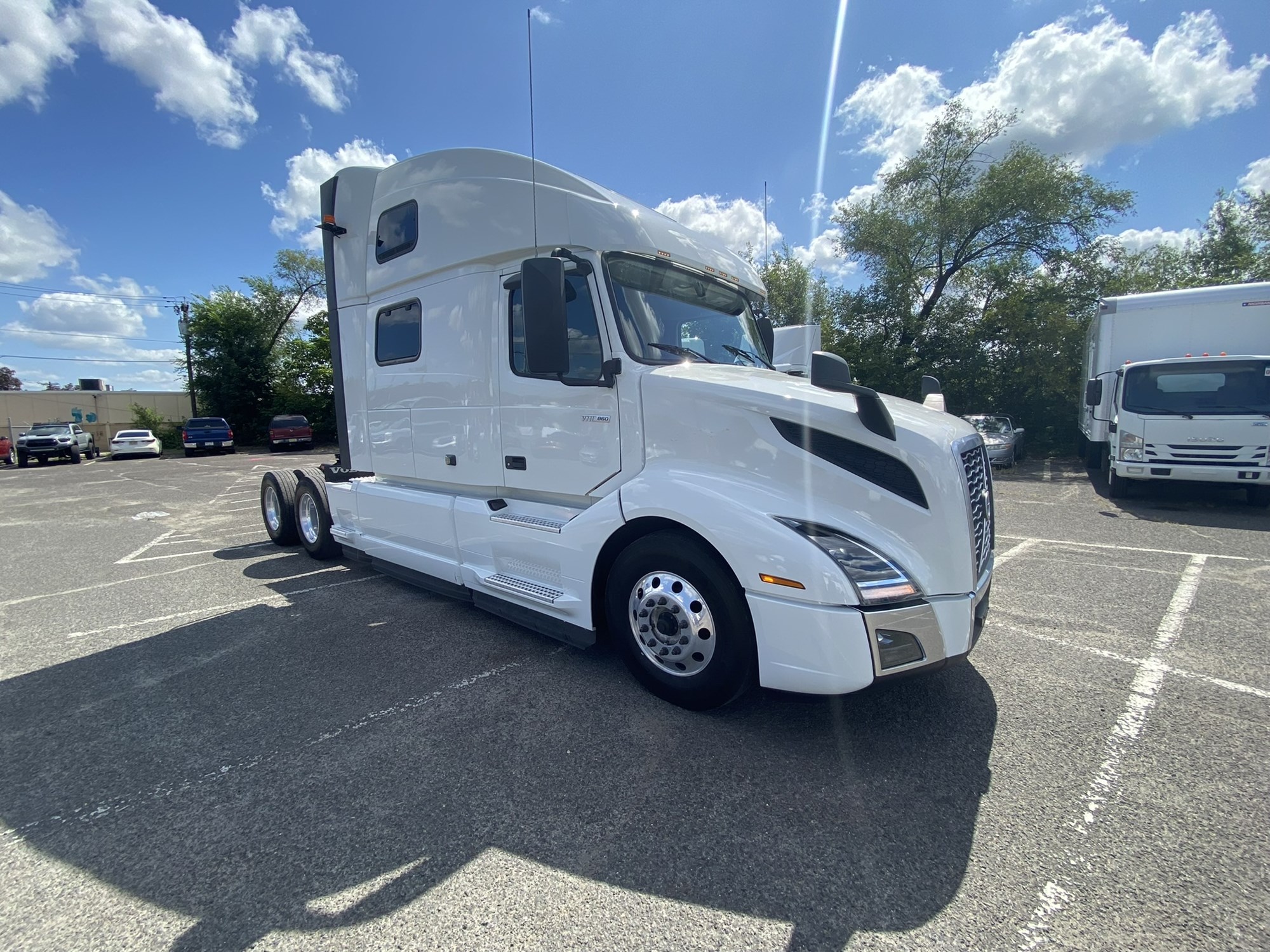 2023 VOLVO VNL860 - image 3 of 6