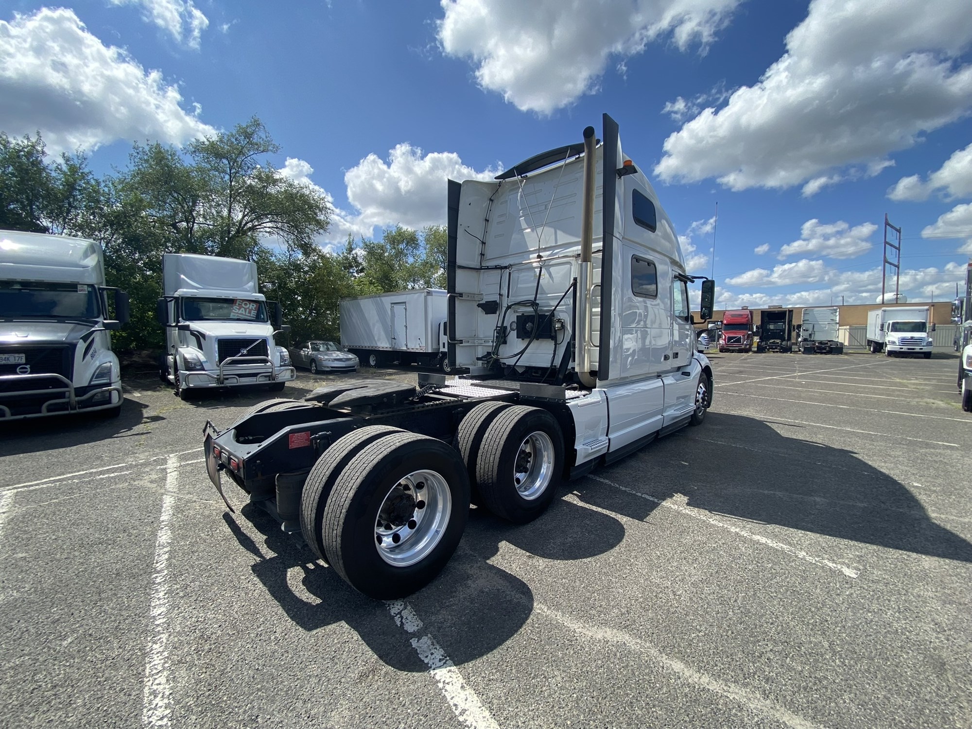 2023 VOLVO VNL860 - image 4 of 6