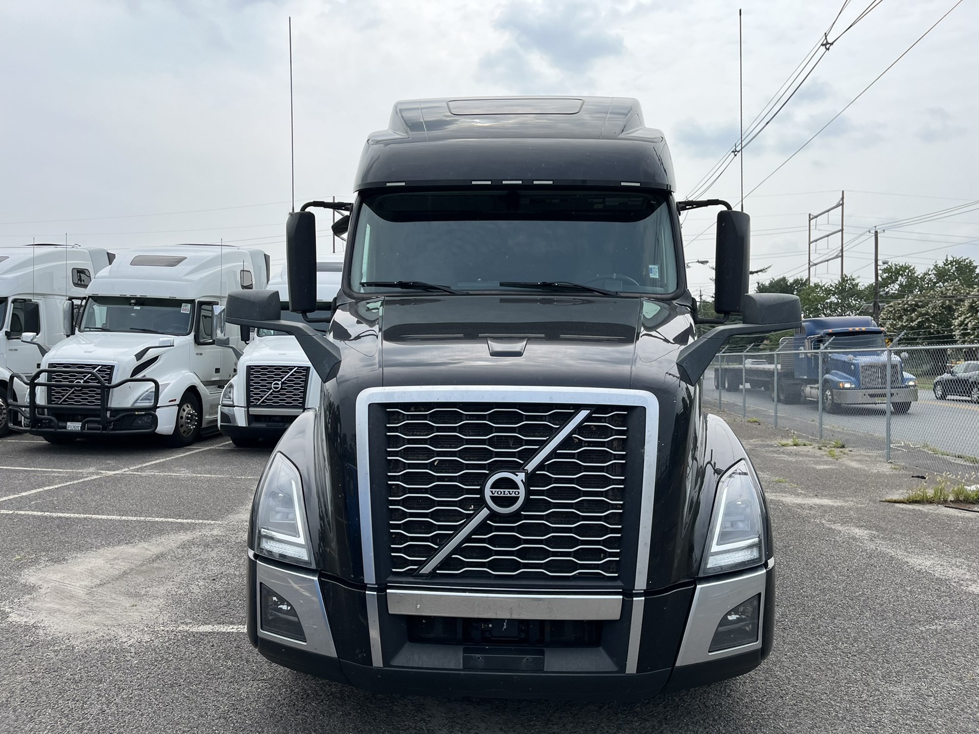 2024 VOLVO VNL860 - image 2 of 6
