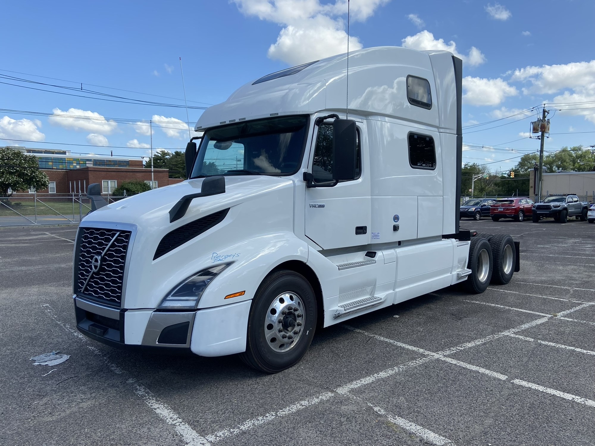 2023 VOLVO VNL860 - image 1 of 6