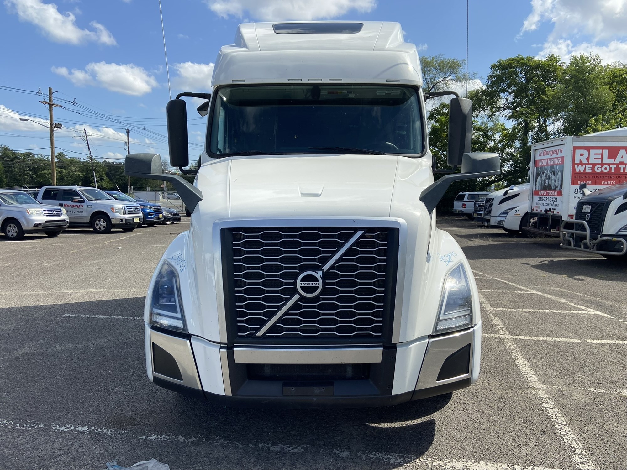 2023 VOLVO VNL860 - image 2 of 6