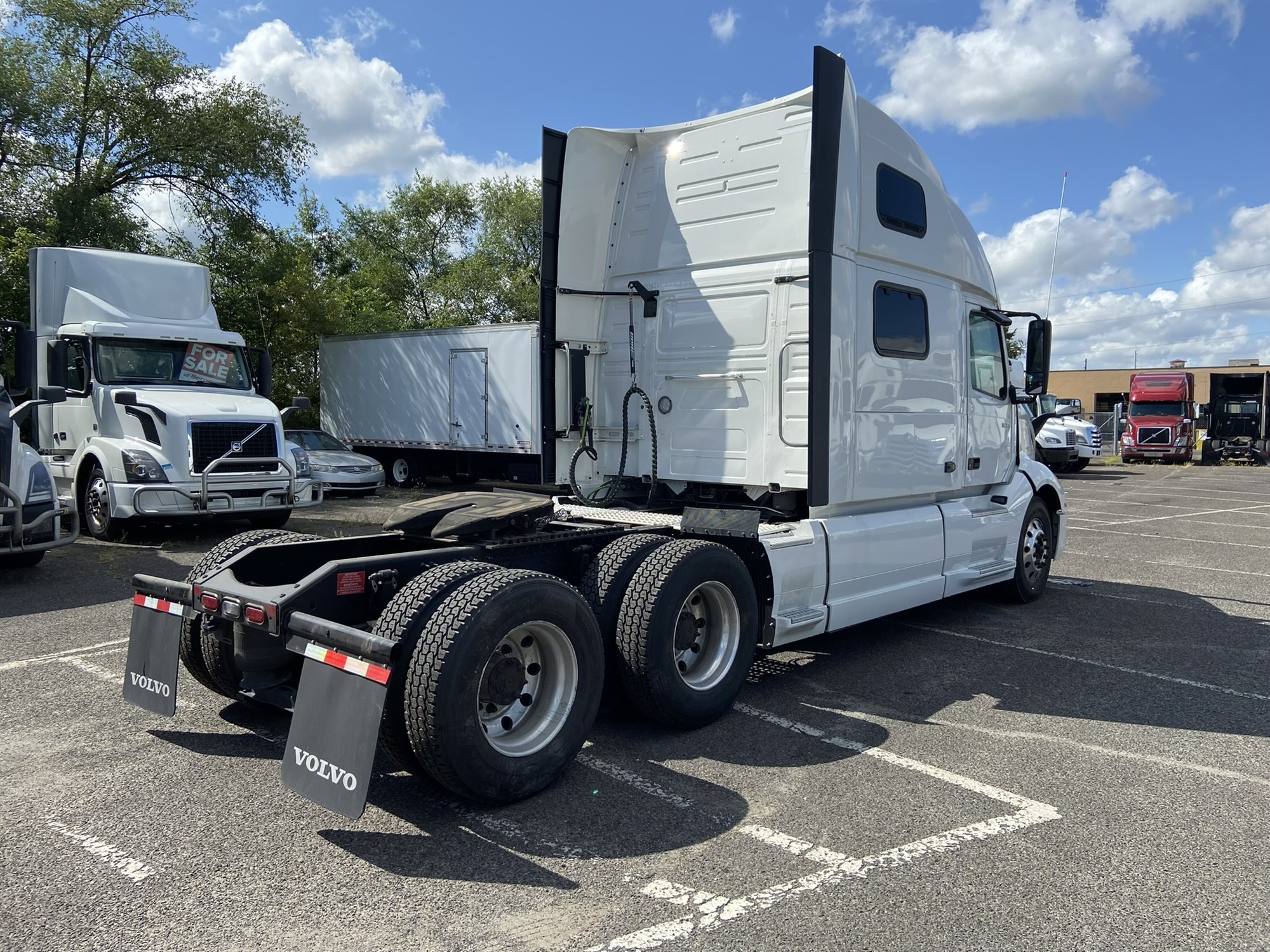 2023 VOLVO VNL860 - image 4 of 6