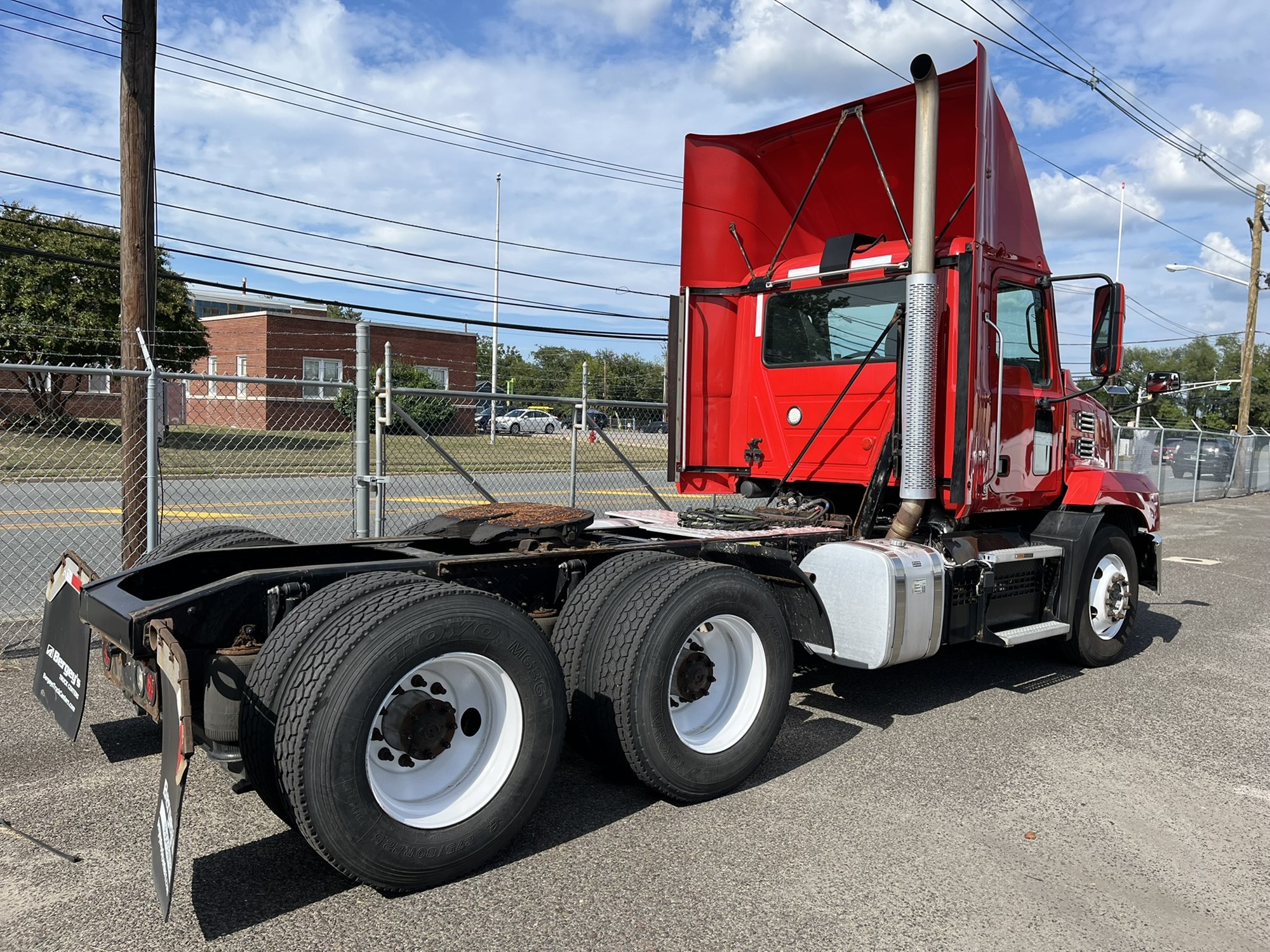 2020 MACK AN64T - image 4 of 6