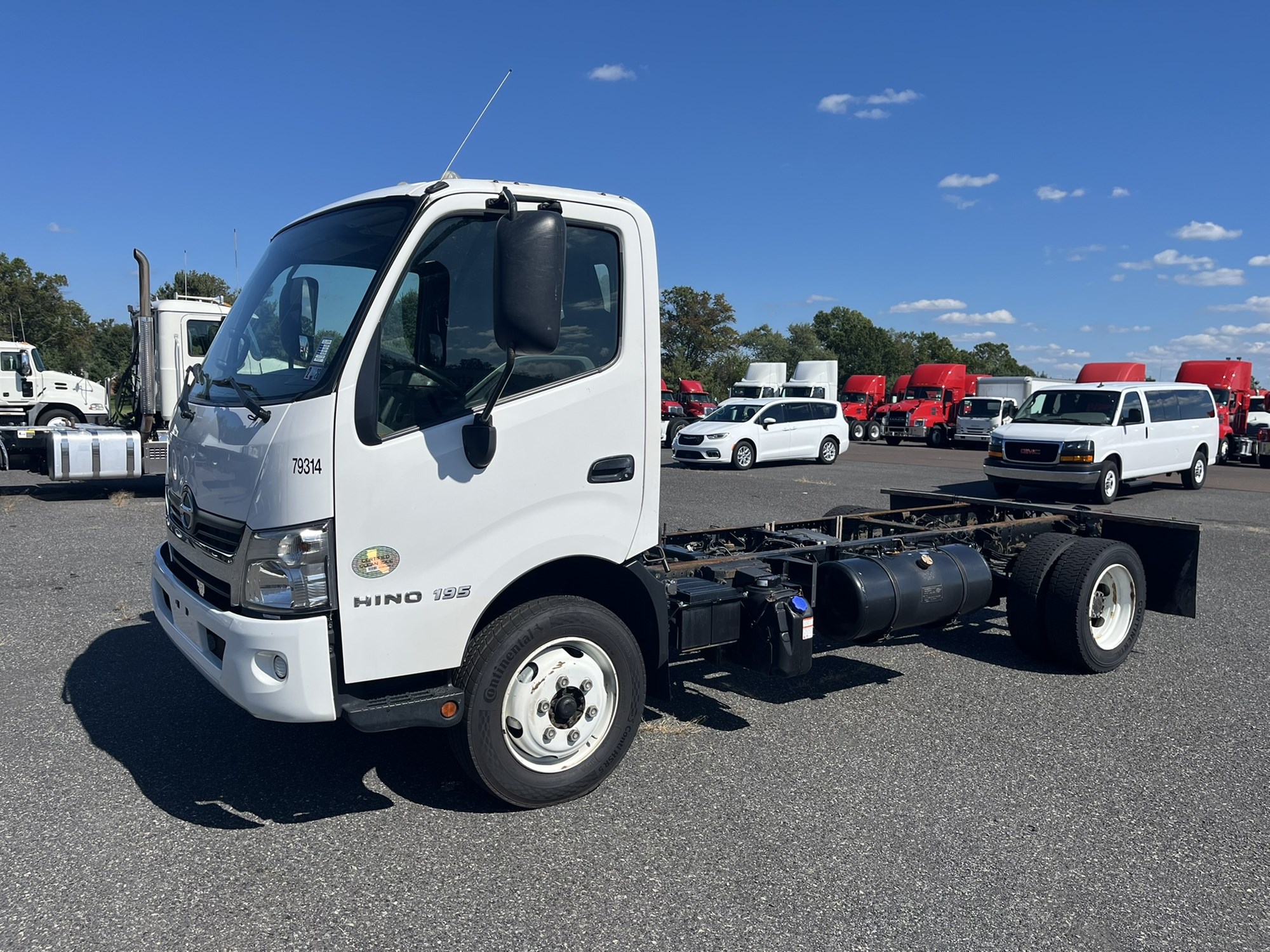 2019 HINO 195 - image 1 of 6