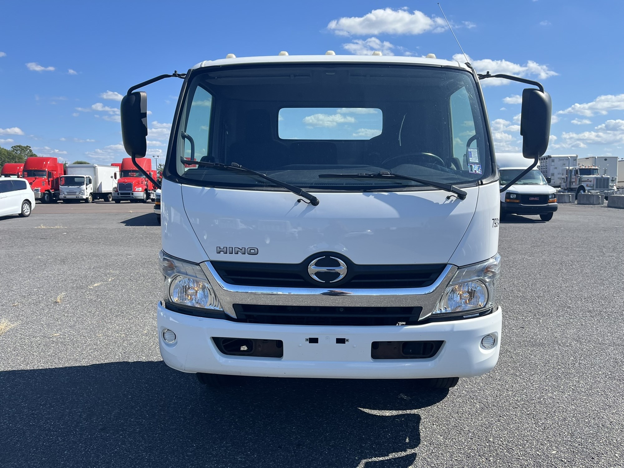 2019 HINO 195 - image 2 of 6