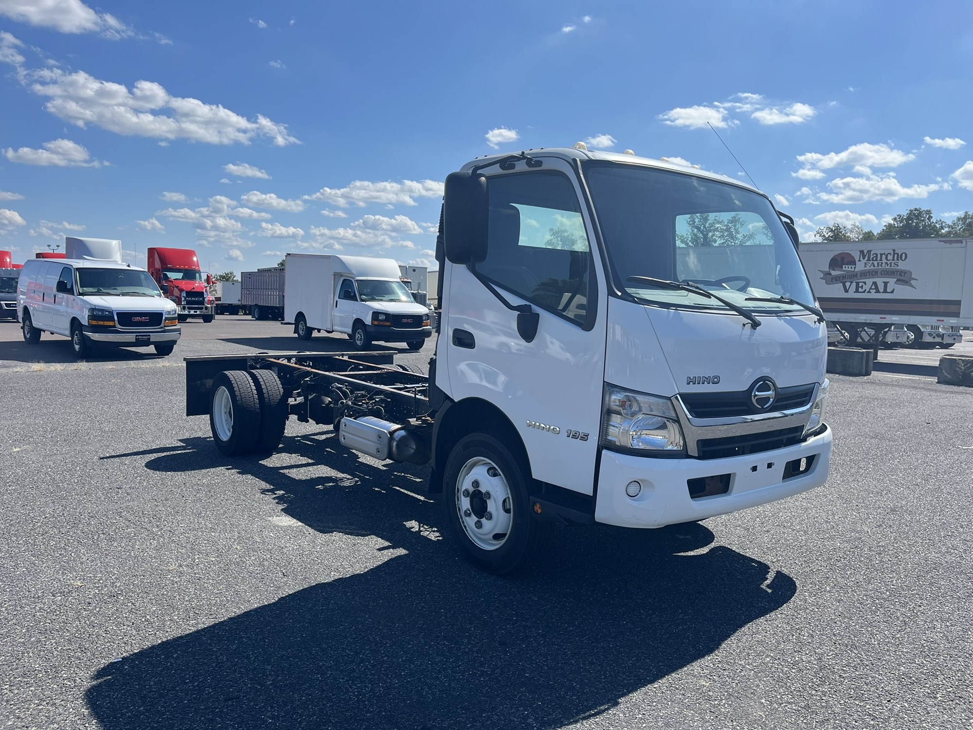 2019 HINO 195 - image 3 of 6