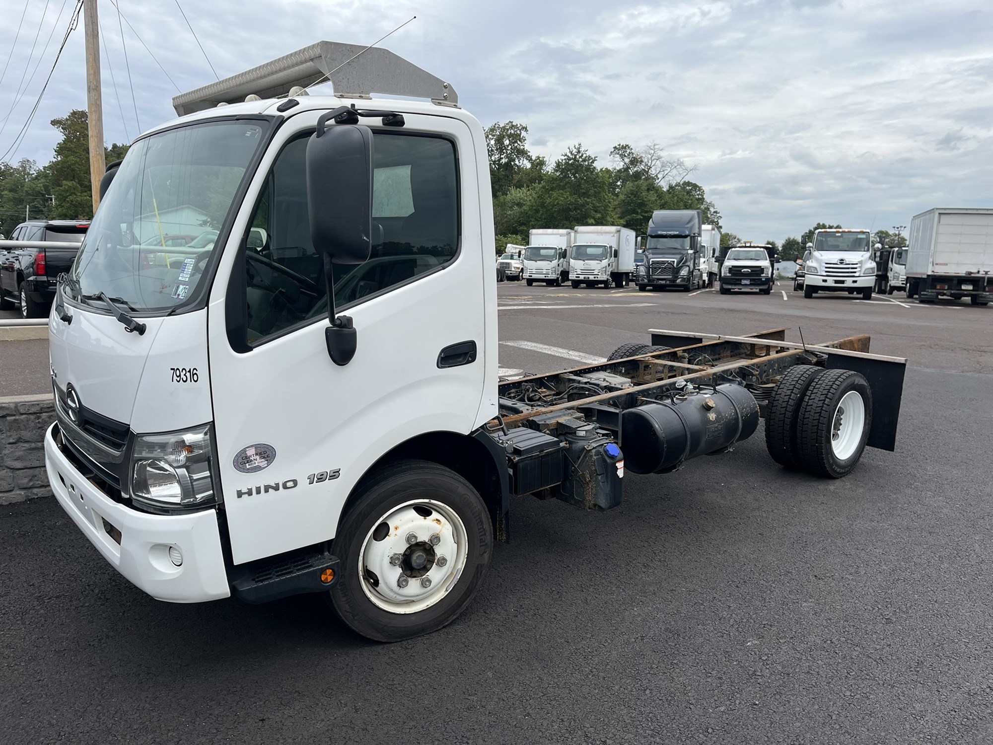 2019 HINO 195 - image 1 of 4